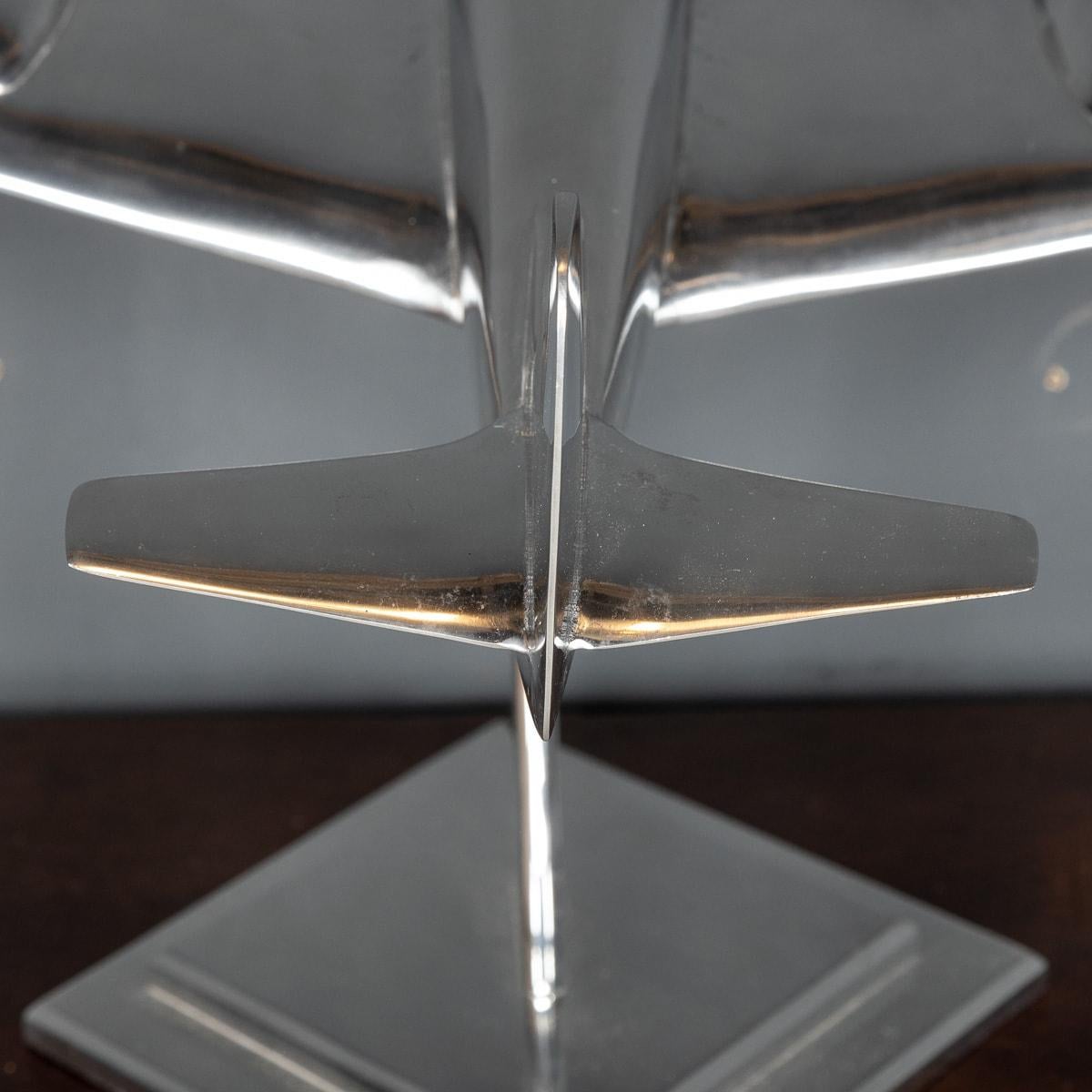 Modèle d'un avion bombardier en aluminium poli du 20e siècle, vers 1950 en vente 3