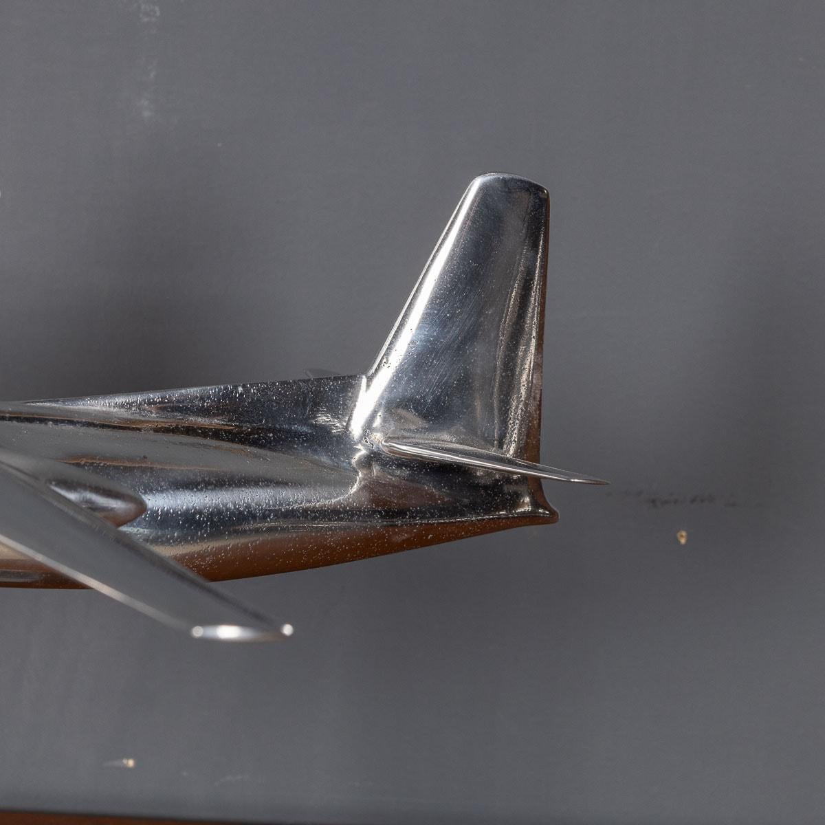 Passenger-Flugzeug aus poliertem Metall des 20. Jahrhunderts, um 1950 im Angebot 10
