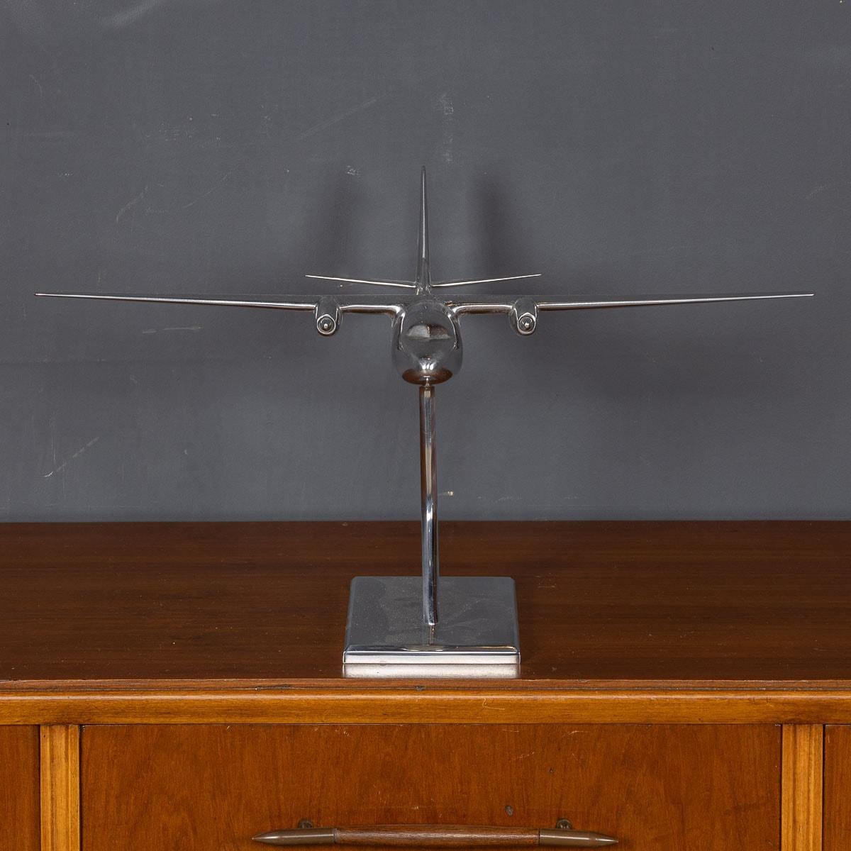 Passenger-Flugzeug aus poliertem Metall des 20. Jahrhunderts, um 1950 (Aluminium) im Angebot