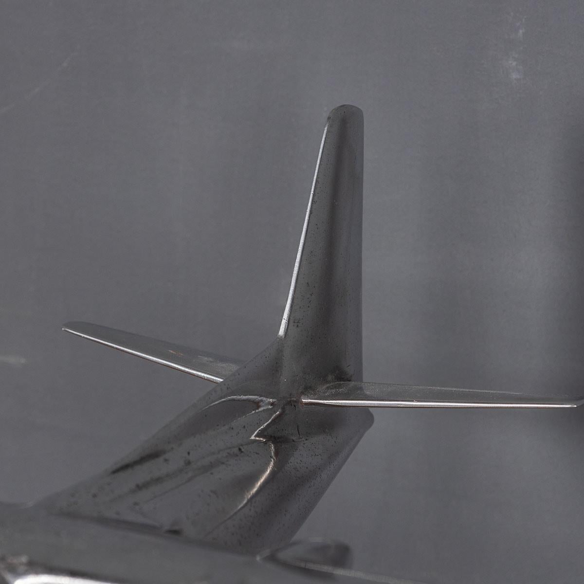 Passenger-Flugzeug aus poliertem Metall des 20. Jahrhunderts, um 1950 im Angebot 4