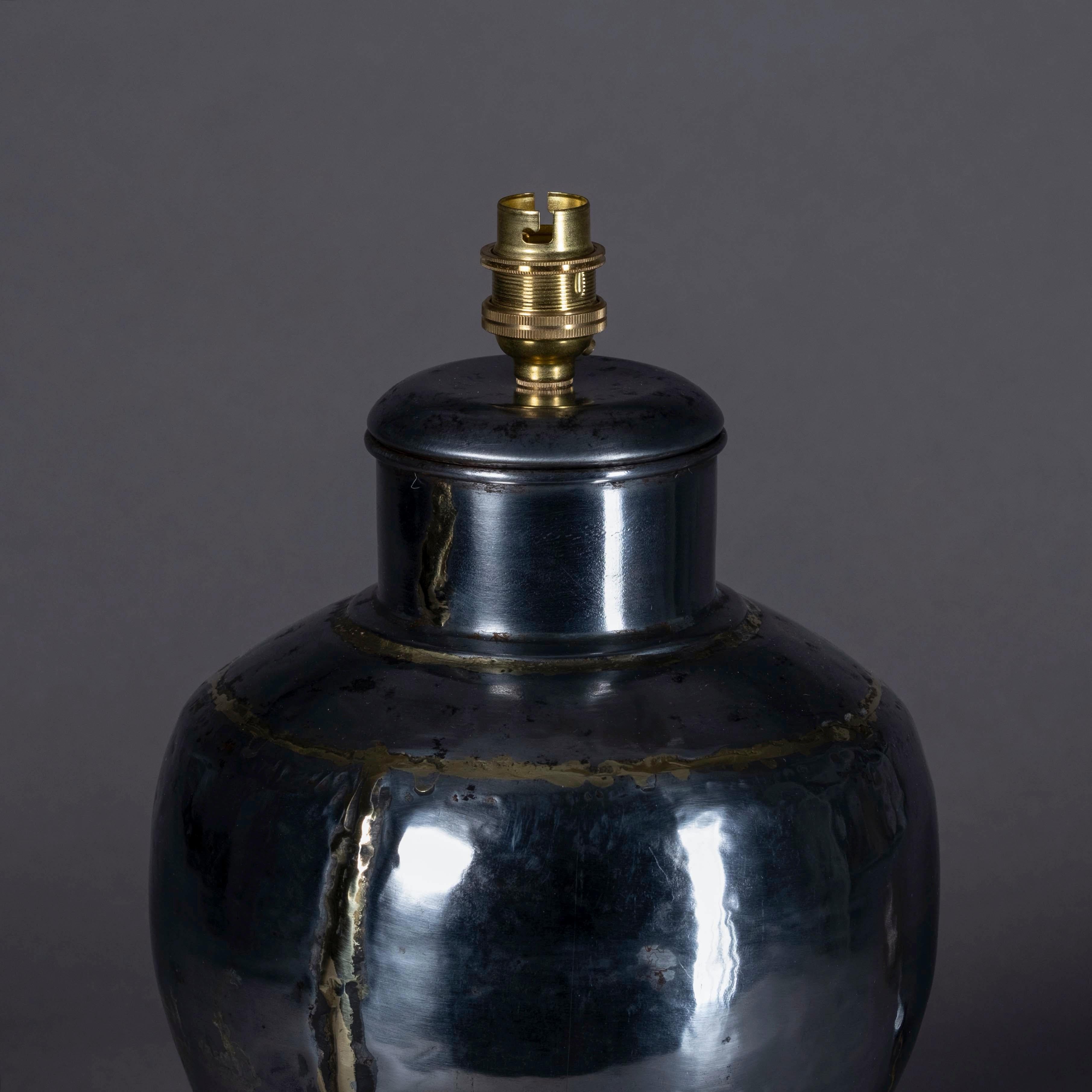 Mid-Century Modern Lampe vase en acier poli et laiton à motif marin, XXe siècle en vente