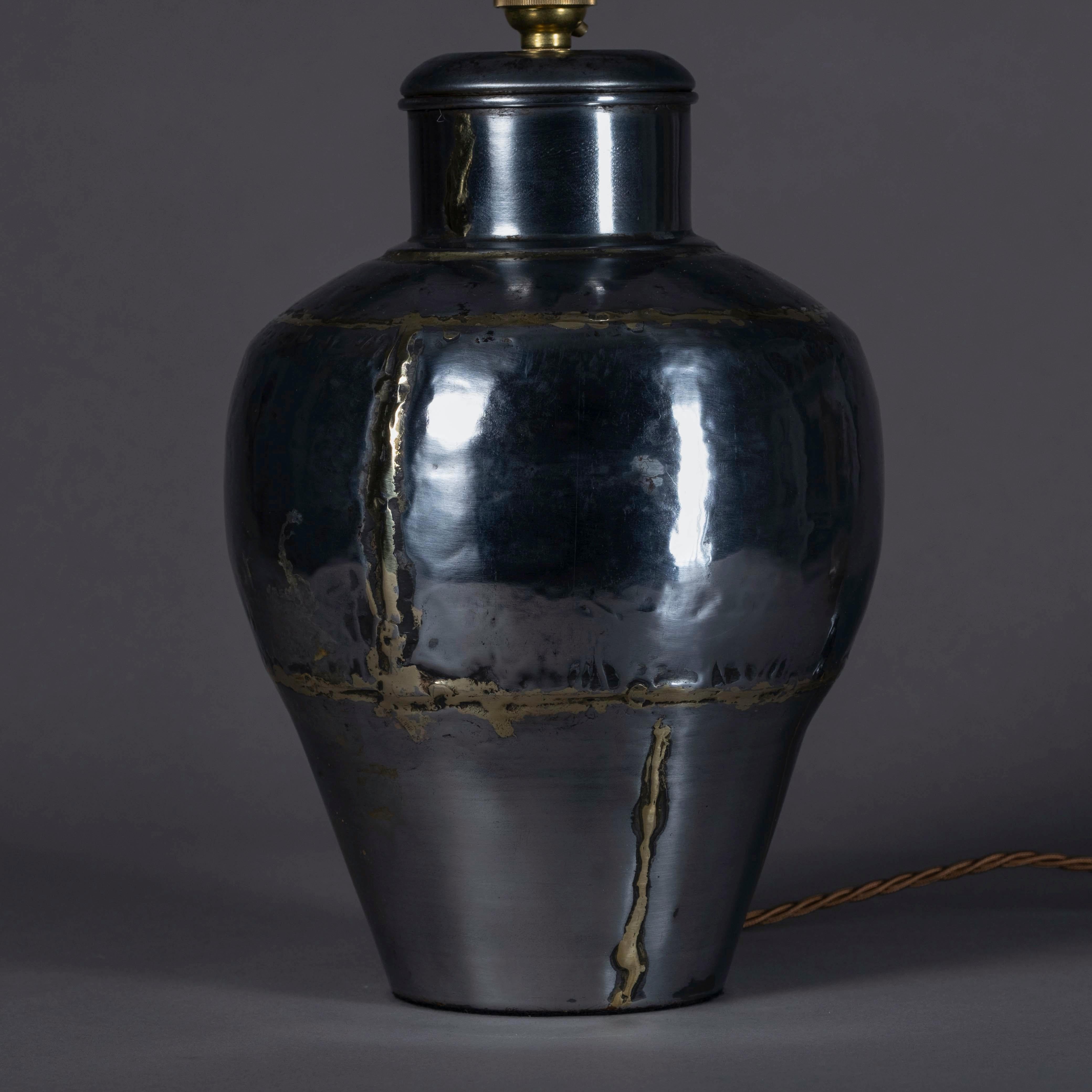 Espagnol Lampe vase en acier poli et laiton à motif marin, XXe siècle en vente