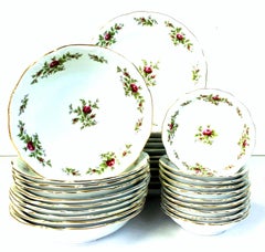 20th Century Porcelain & 22-Karat Gold Dinnerware "Moss Rose" by Haviland S/31