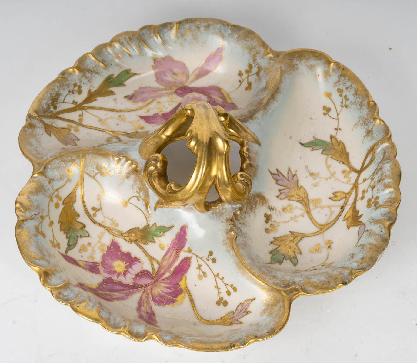 20th century porcelain bowl and aperitif stand, Napoleon III style.

H: 10cm, D: 33cm