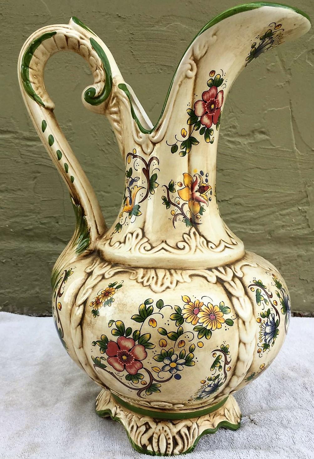 20th Century Porcelain Capodimonte Ornamental Urn or Jar In Excellent Condition For Sale In Miami, FL