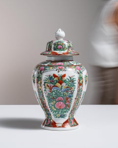 20th Century Porcelain Chinese Rose Medallion Porcelain Lidded Urn