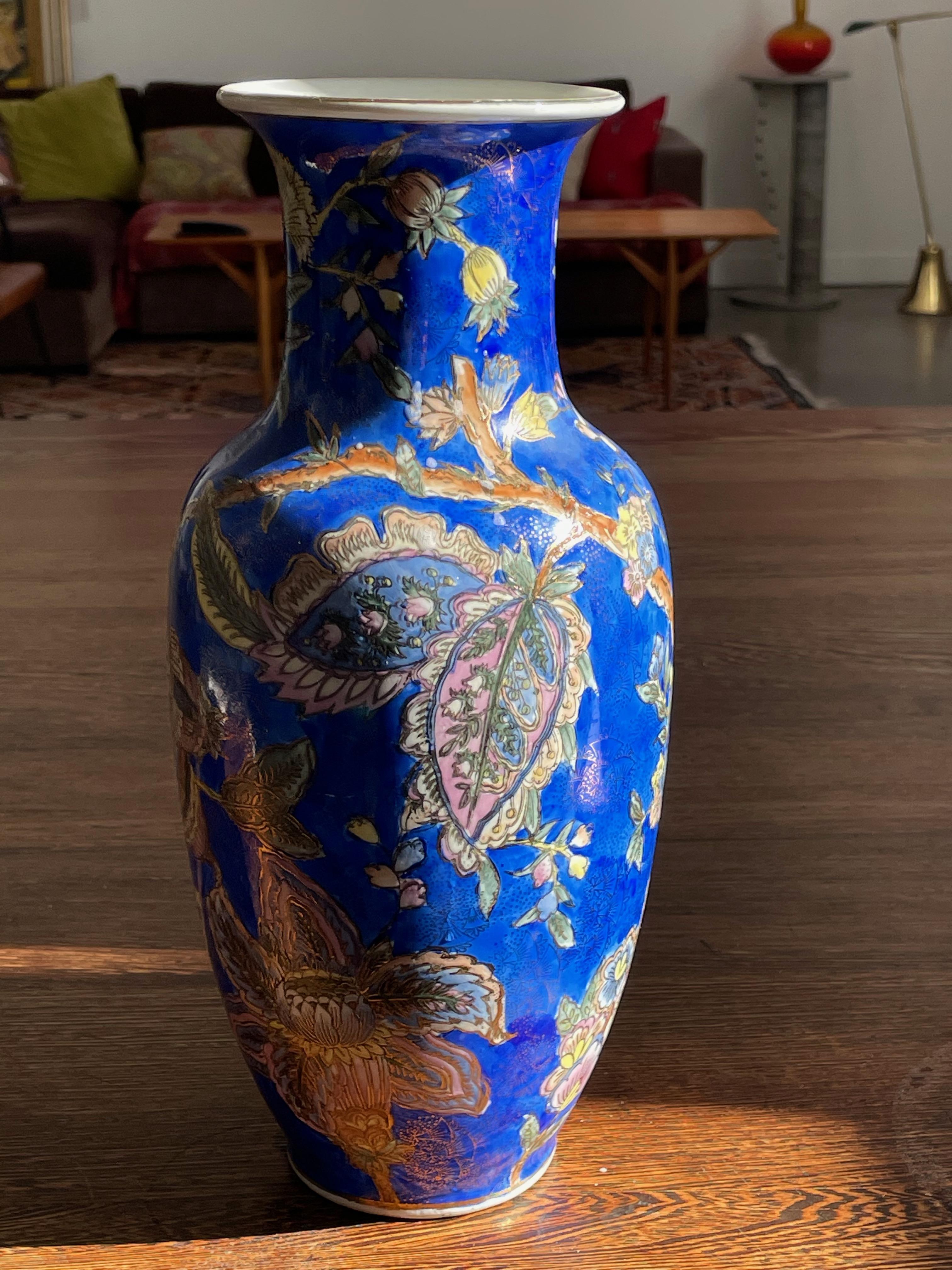 Vintage Blue Porcelain Chinese Vase In Good Condition For Sale In Paris, FR