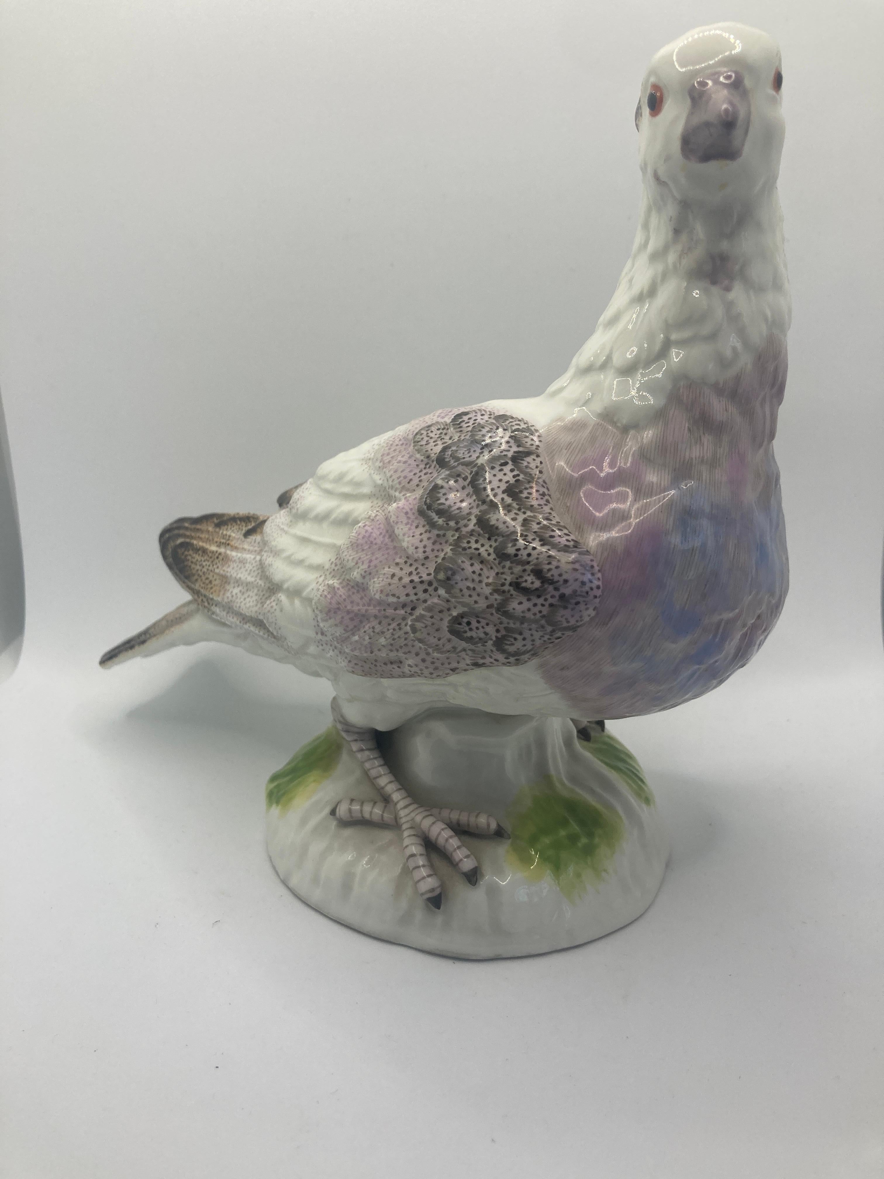 Porzellanfigur einer Taube aus dem 20. Jahrhundert, möglicherweise von Samson, handbemalt in Violett- und Brauntönen. 
