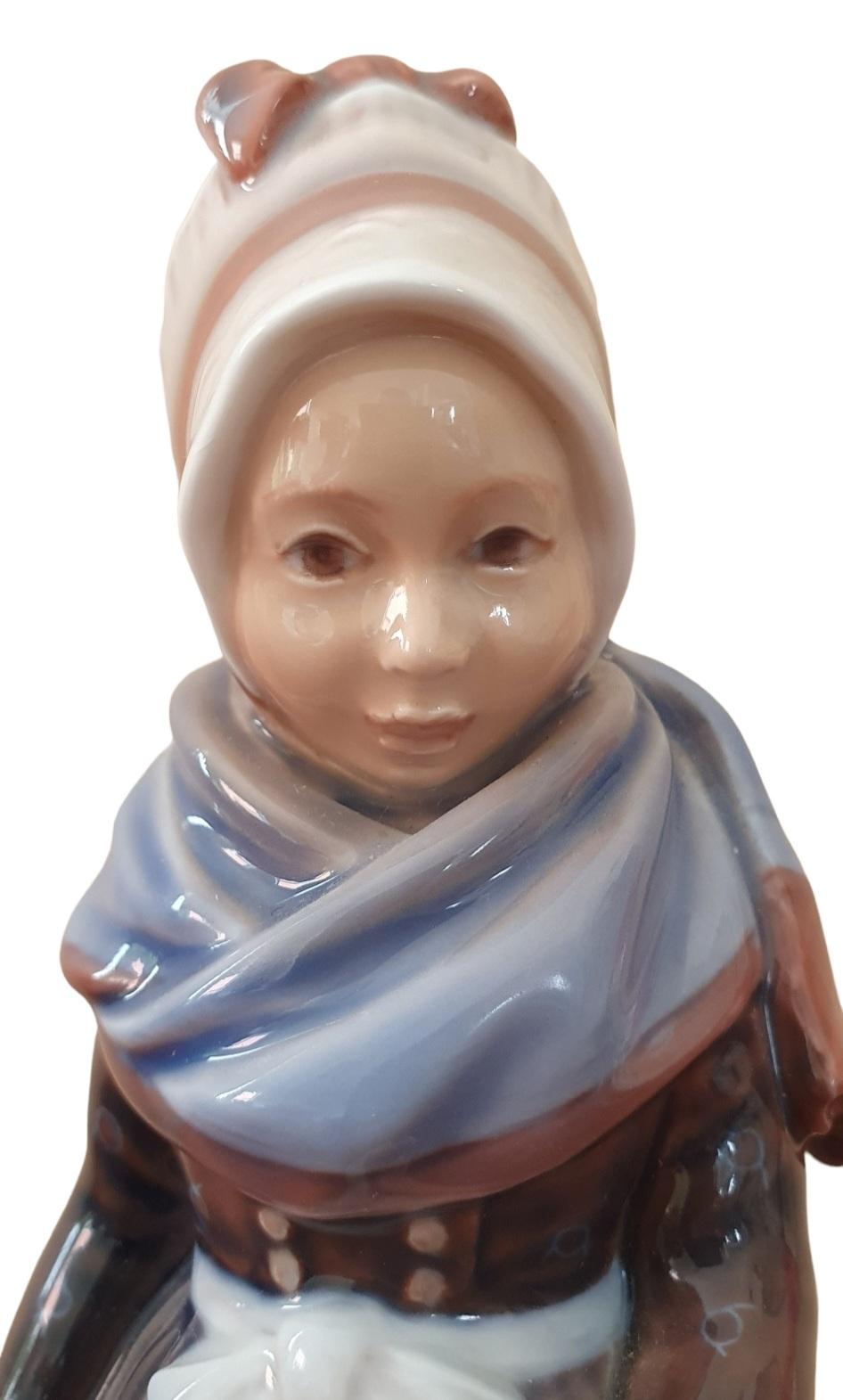 Porzellanfigur eines Mädchens aus Fanø aus dem 20.  (Handbemalt) im Angebot