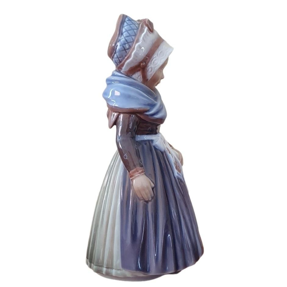 20ième siècle Figurine en porcelaine du 20e siècle représentant une jeune fille de Fanø  en vente