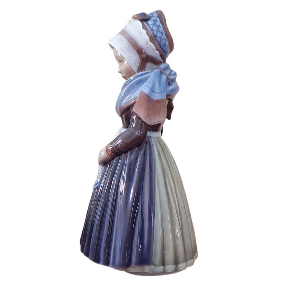 Figurine en porcelaine du 20e siècle représentant une jeune fille de Fanø  en vente 1