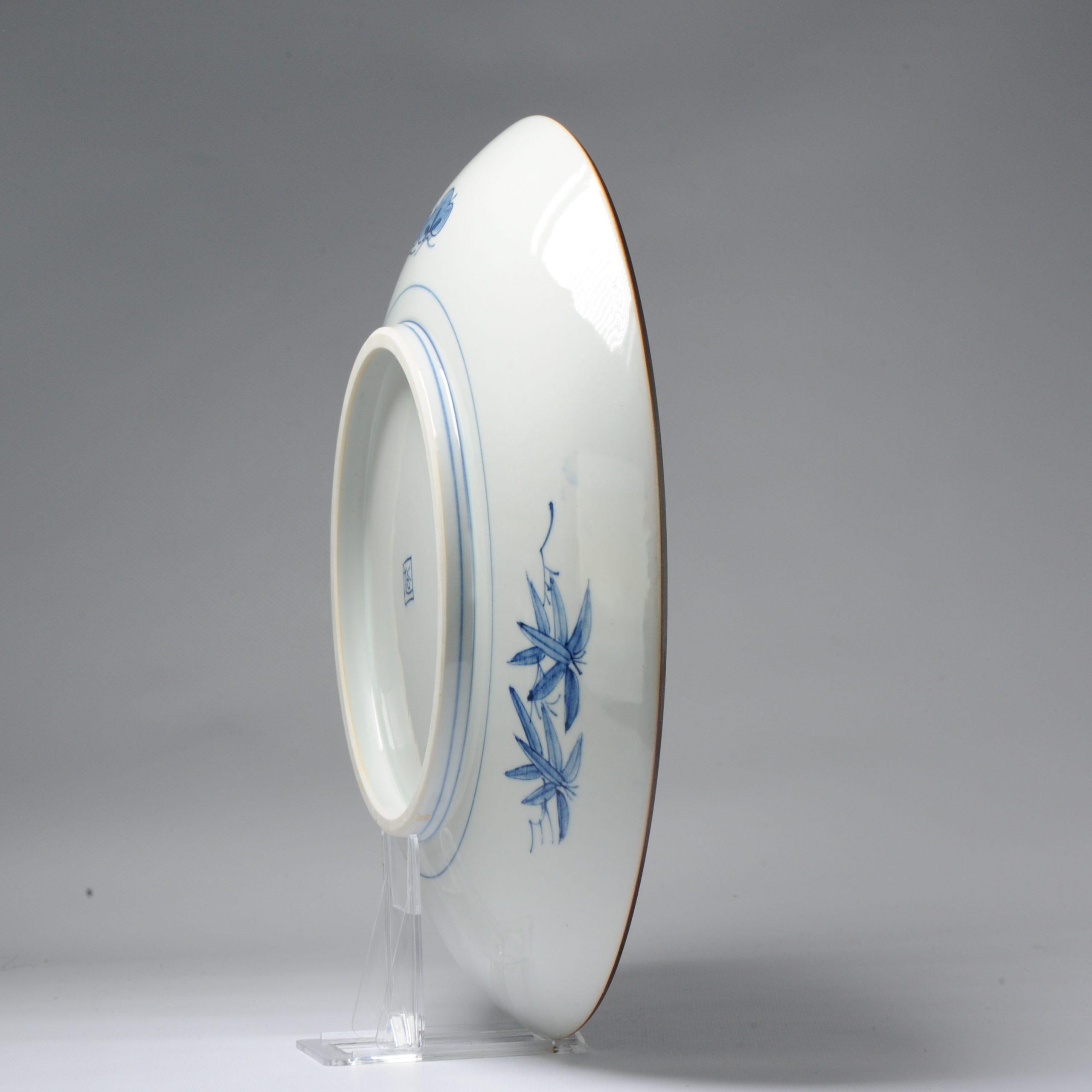 Super grand plateau de présentation japonais en porcelaine bleu et blanc du 20ème siècle en vente 3