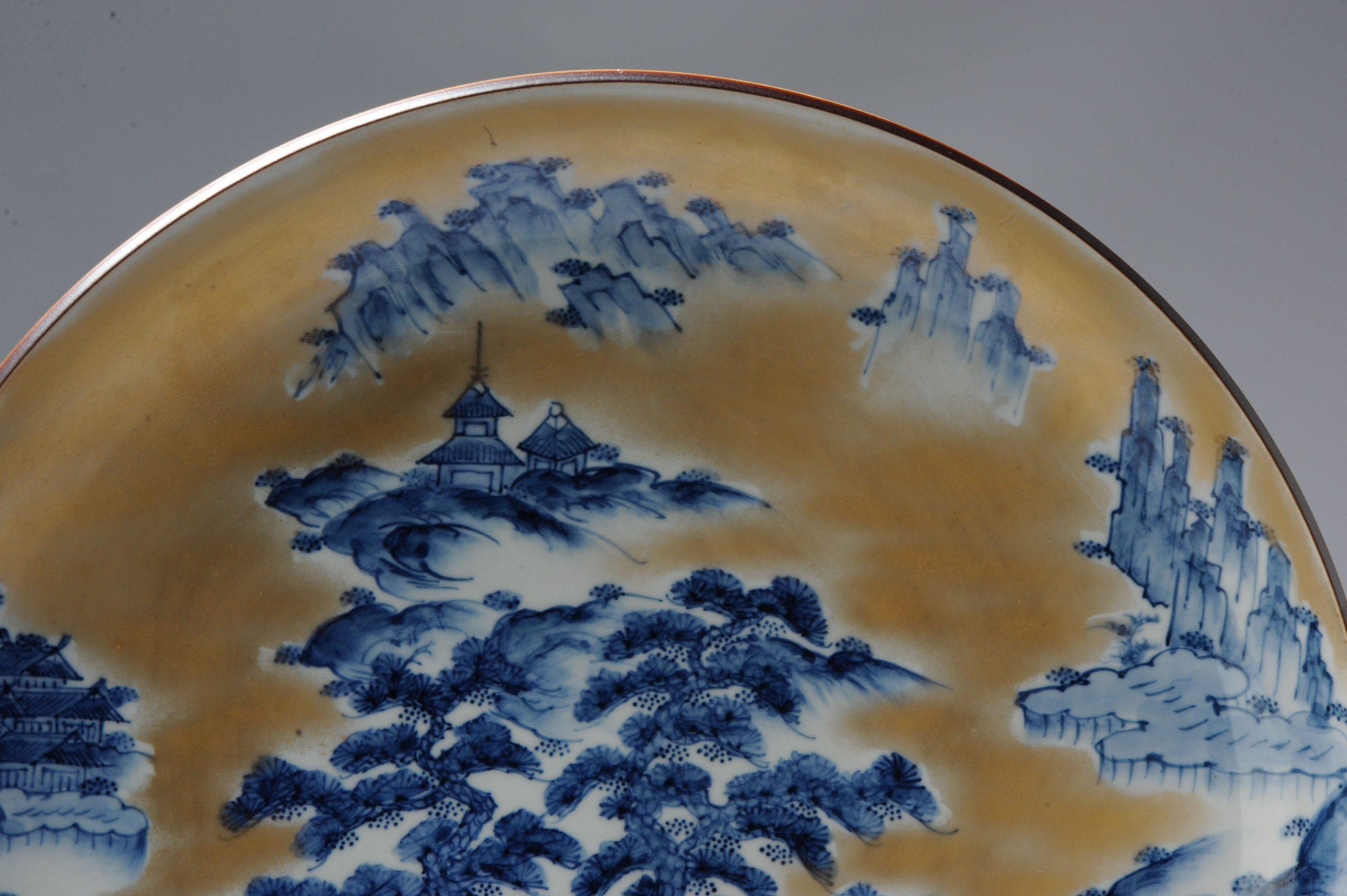 Super grand plateau de présentation japonais en porcelaine bleu et blanc du 20ème siècle en vente 7