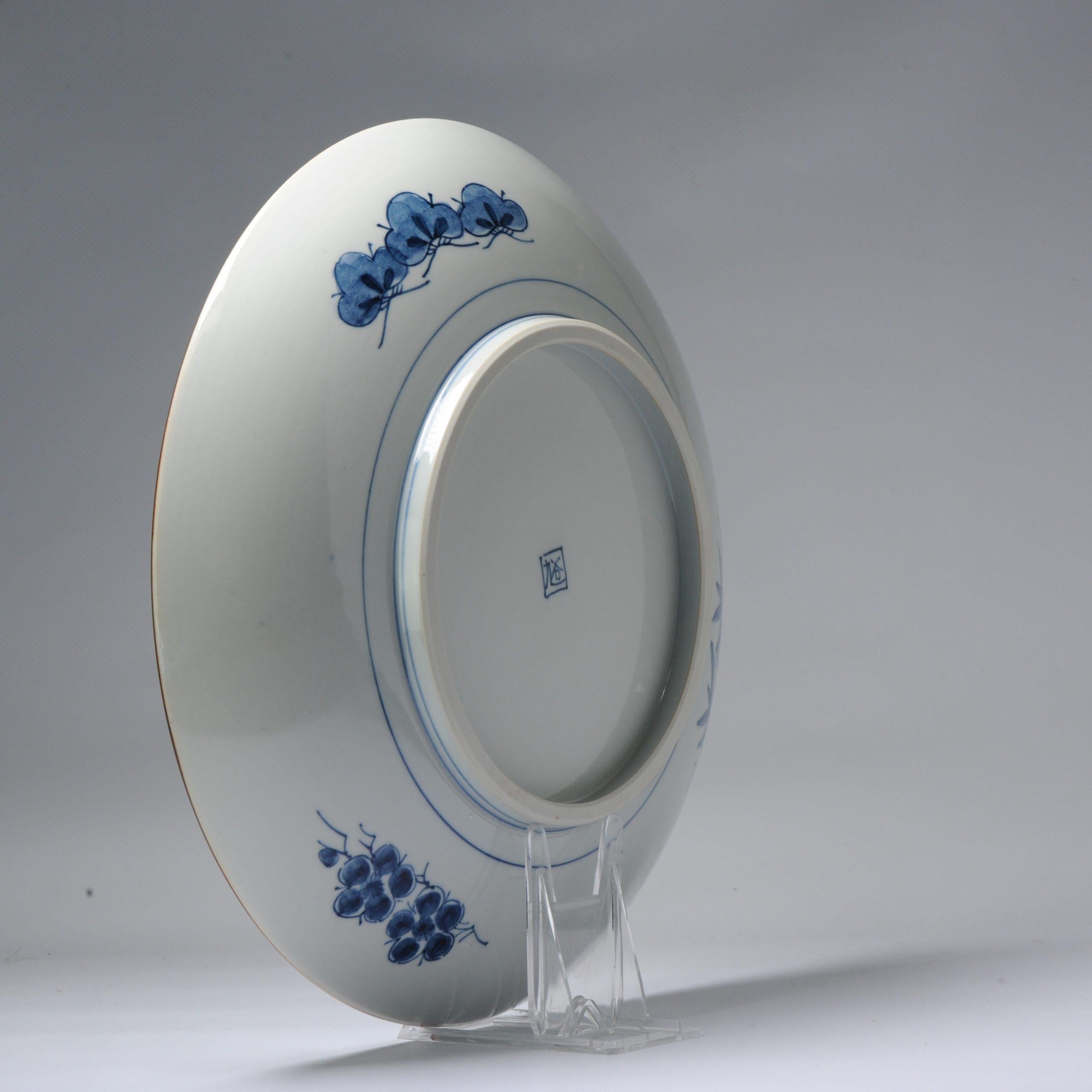 20ième siècle Super grand plateau de présentation japonais en porcelaine bleu et blanc du 20ème siècle en vente