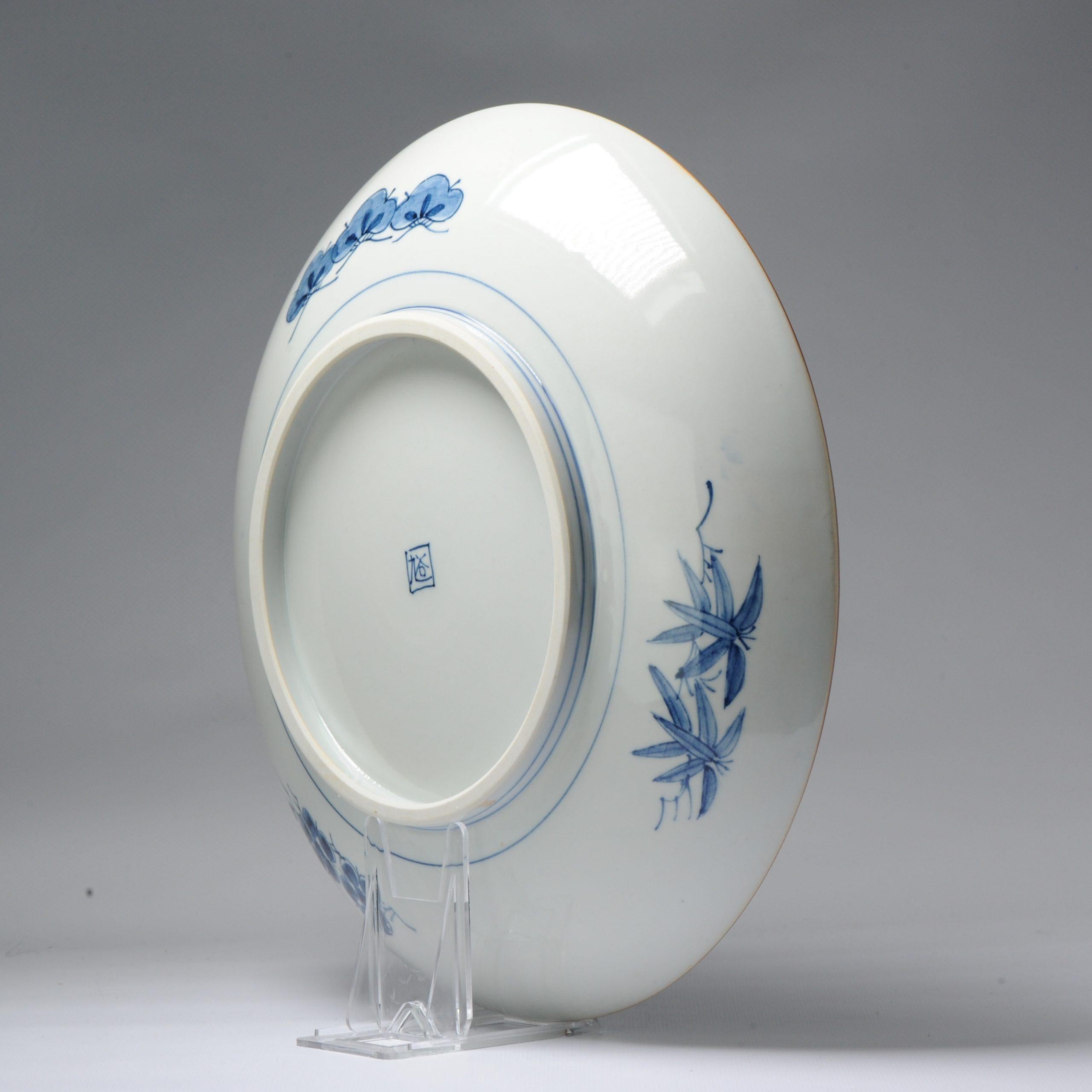 Super grand plateau de présentation japonais en porcelaine bleu et blanc du 20ème siècle en vente 2