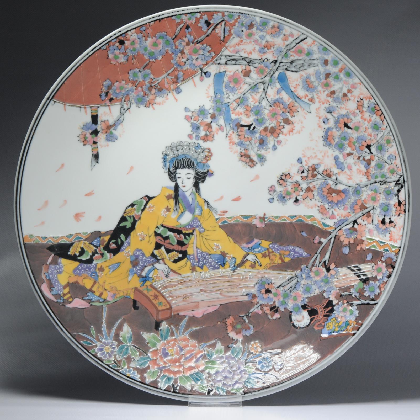 20th Century Porcelain Japanese Super Large Charger Japan Geisha and Flower In Excellent Condition For Sale In Amsterdam, Noord Holland