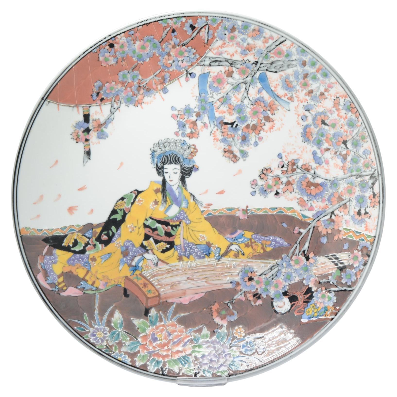 Japanischer Supergroßer Porzellanteller des 20. Jahrhunderts Japan Geisha und Blume