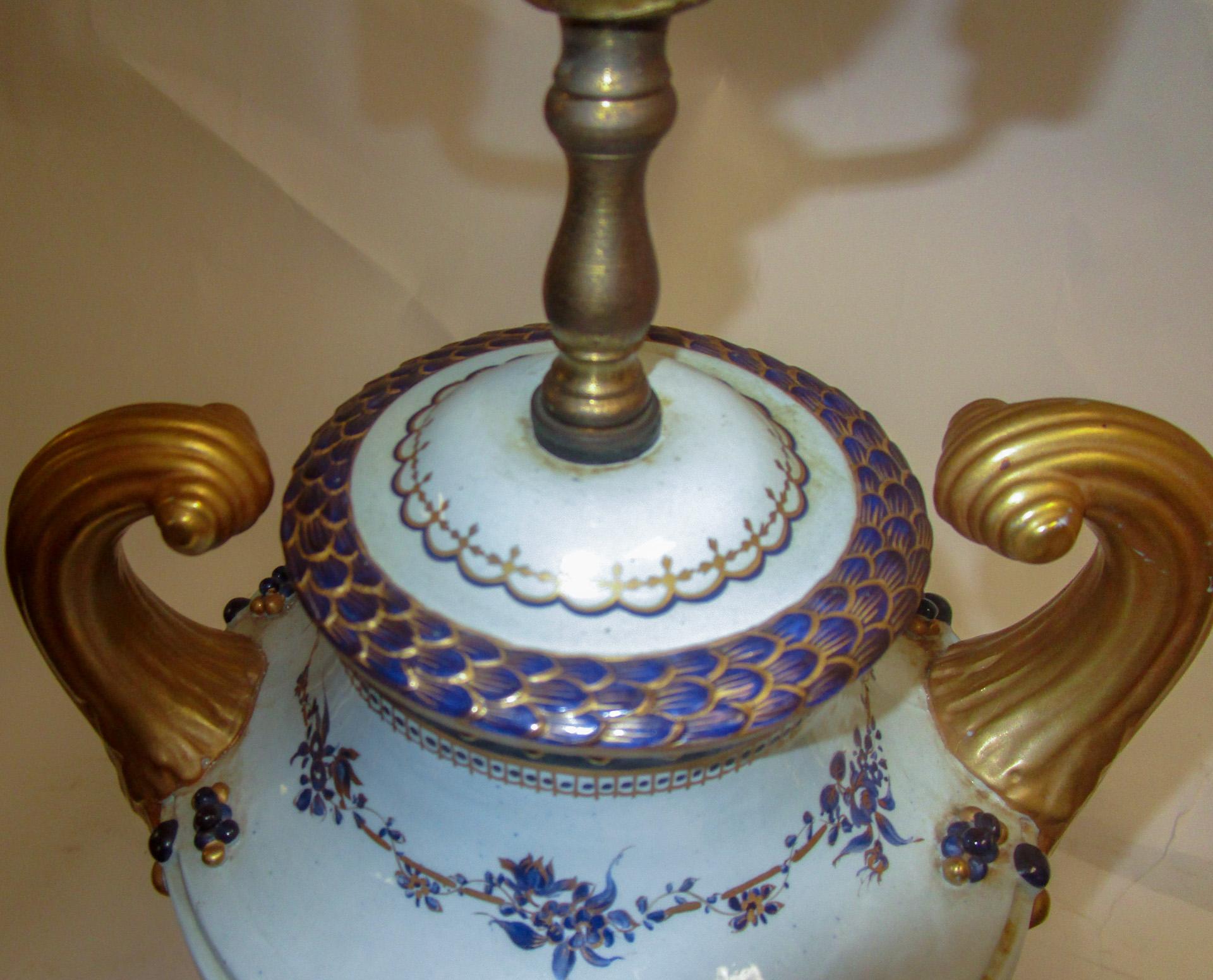 Laiton Paire de lampes en porcelaine du XXe siècle par Mottahedeh en vente