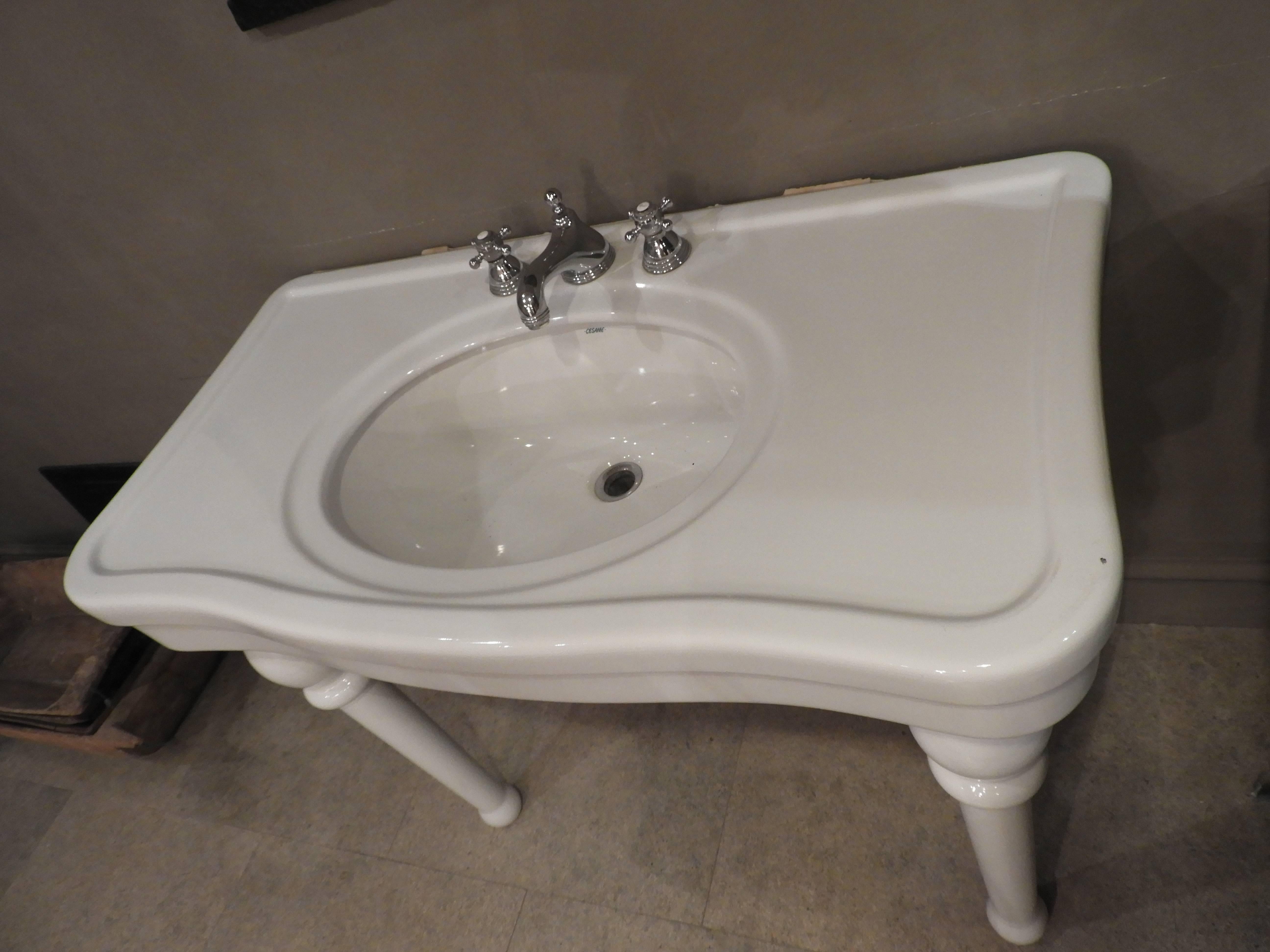 20th Century Porcelain Sink In Good Condition For Sale In Zedelgem, BE