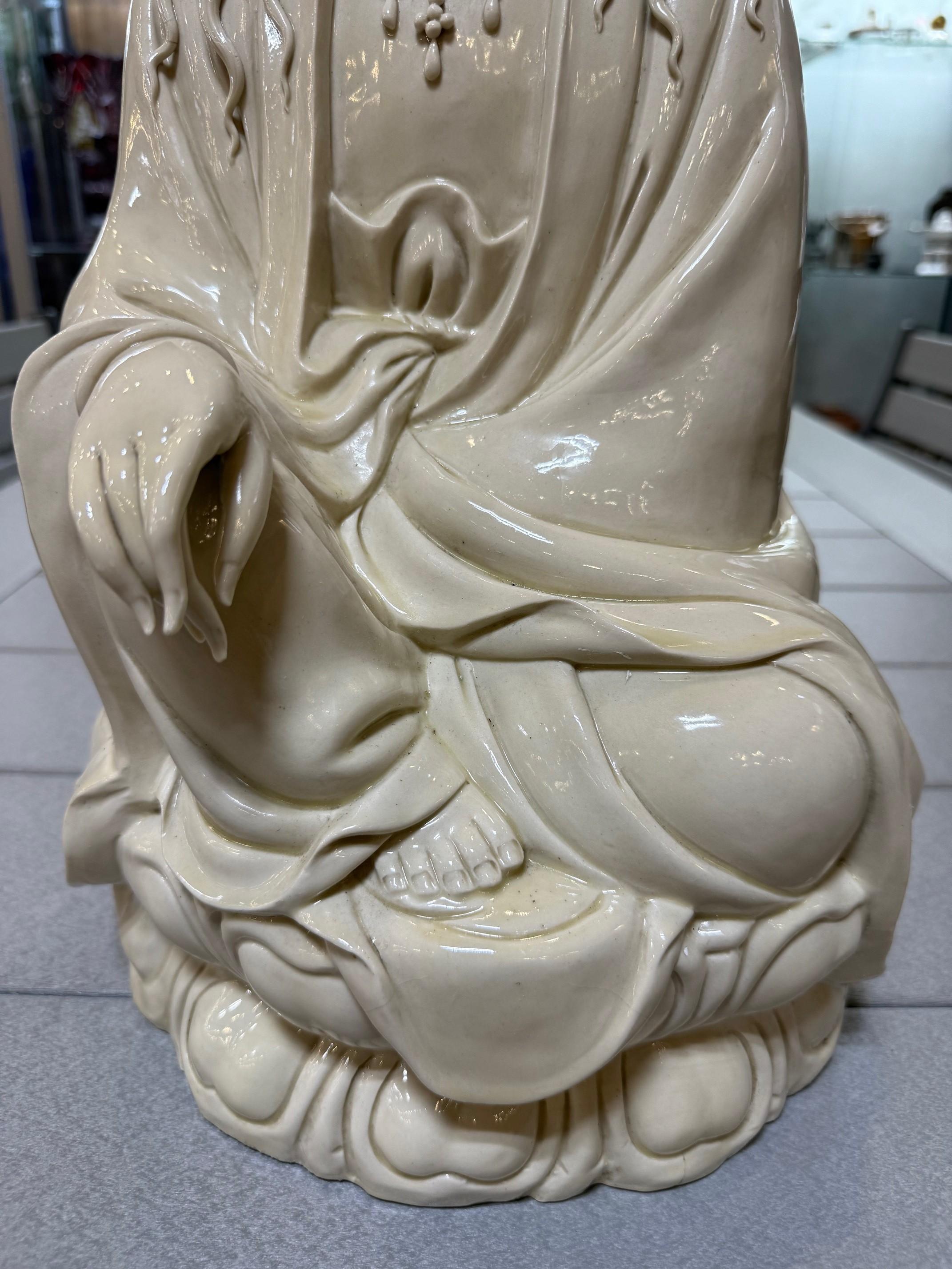 Porzellanstatue des 20. Jahrhunderts von Guan Yin, auch bekannt als Kwan Yin im Angebot 5