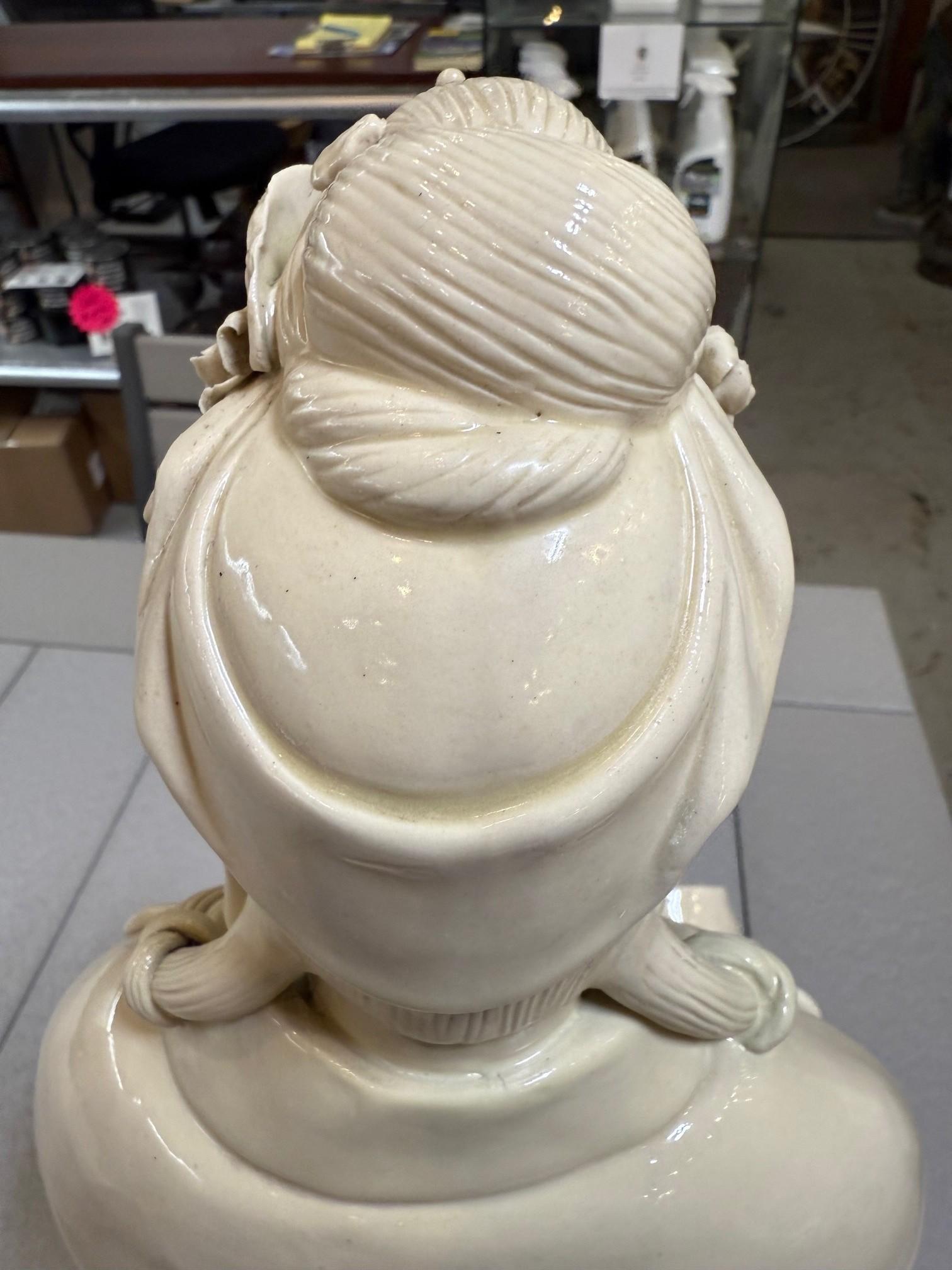 Porzellanstatue des 20. Jahrhunderts von Guan Yin, auch bekannt als Kwan Yin im Angebot 9