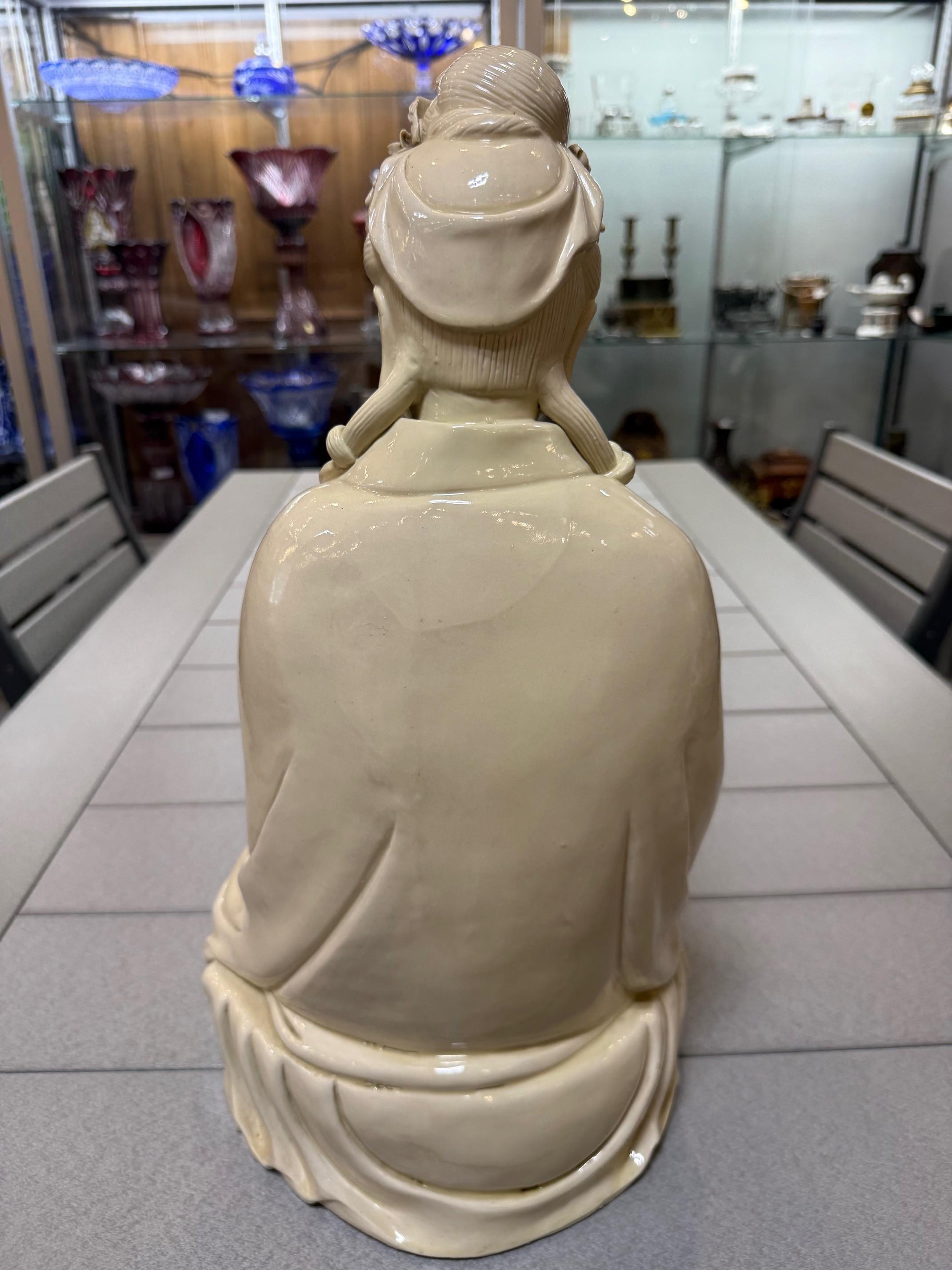 Porzellanstatue des 20. Jahrhunderts von Guan Yin, auch bekannt als Kwan Yin im Angebot 10