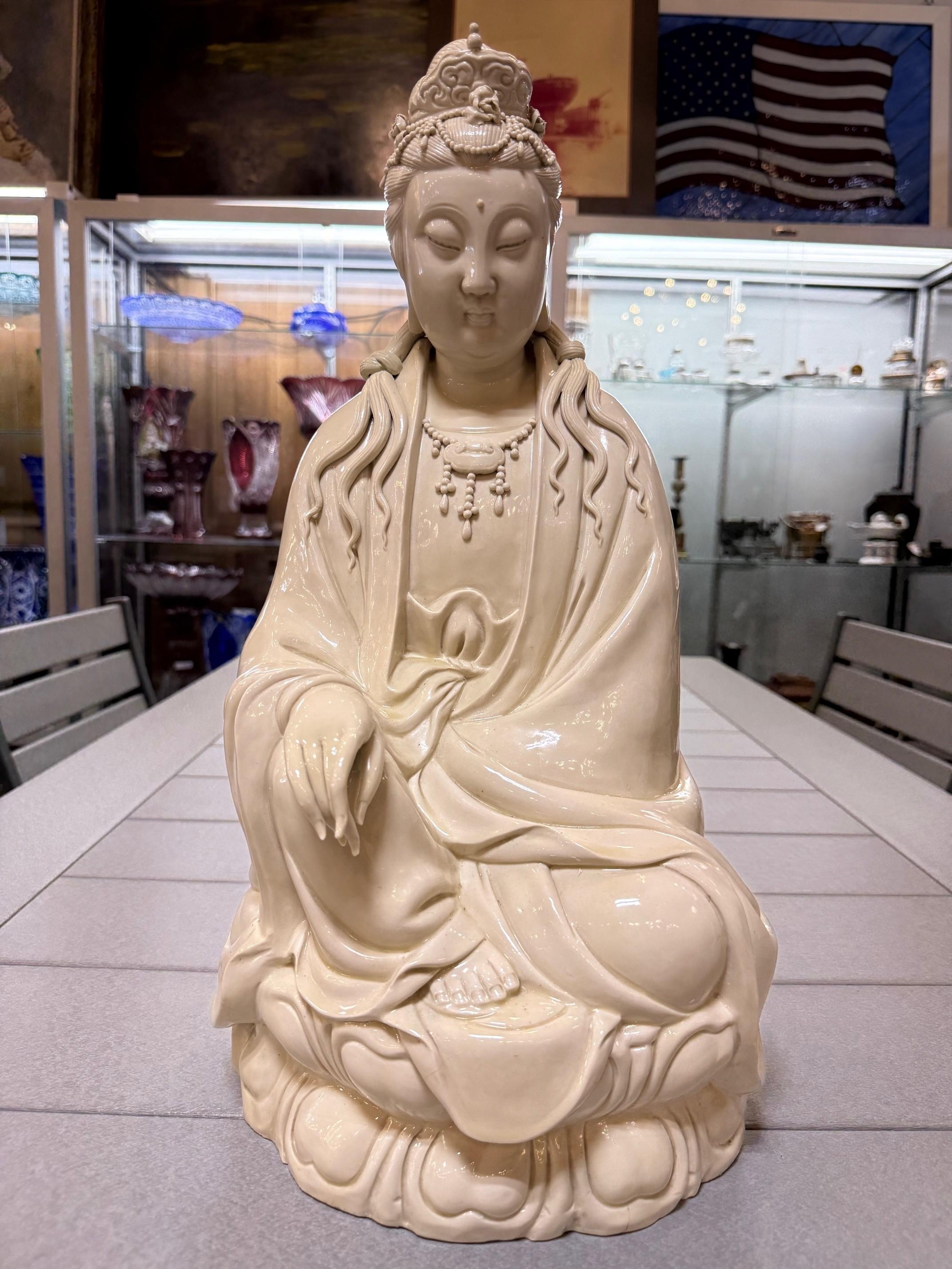 Schöne Porzellanstatue aus dem 20. Jahrhundert von Guan Yin, auch bekannt als Kwan Yin, der
Bodhisattva des Mitgefühls und der Barmherzigkeit im Mahayana-Buddhismus.
Guan Yin wird in ganz Ostasien verehrt und ist oft in einer
weißes Gewand, das die