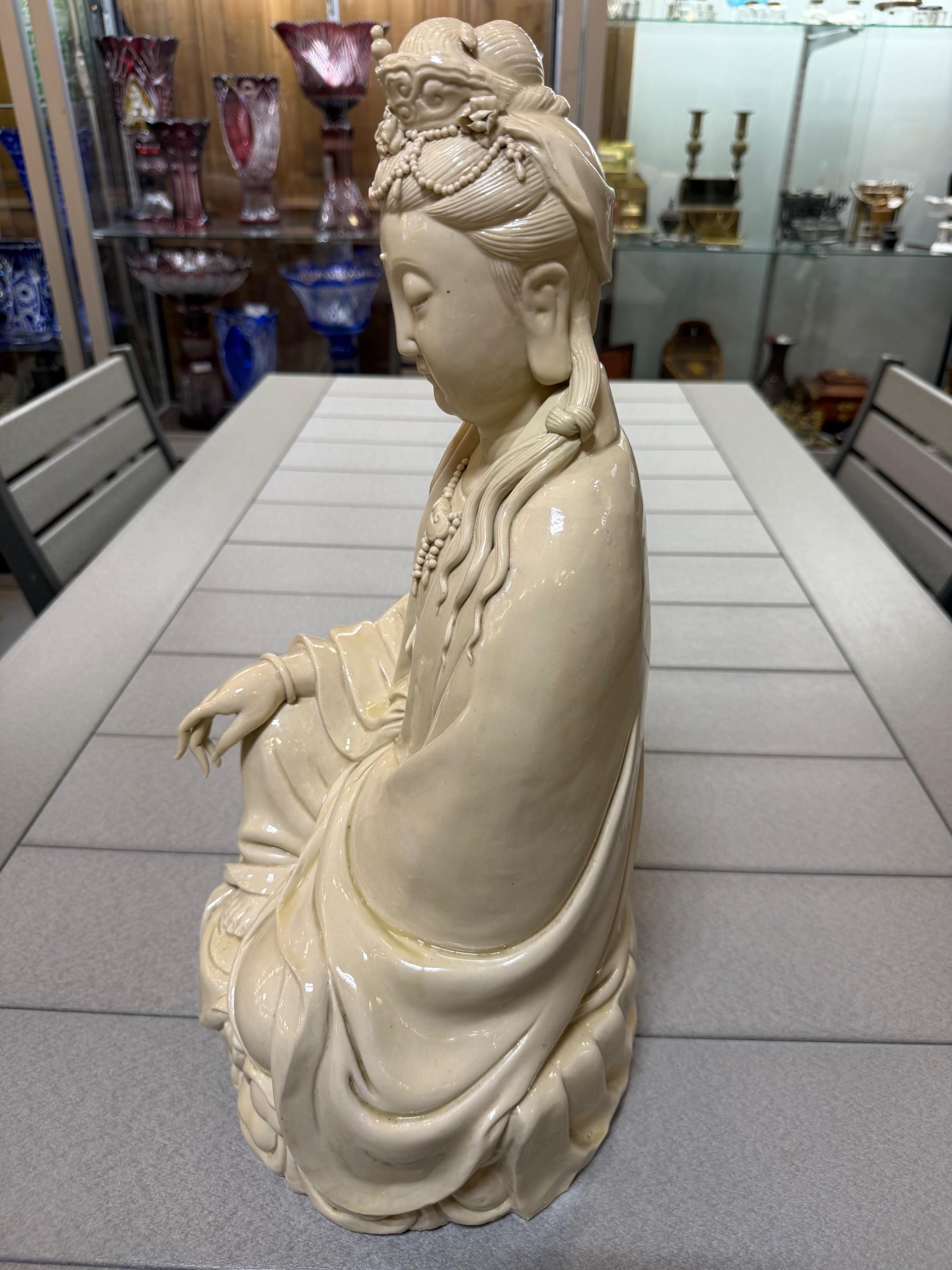 Porzellanstatue des 20. Jahrhunderts von Guan Yin, auch bekannt als Kwan Yin (Chinesisch) im Angebot