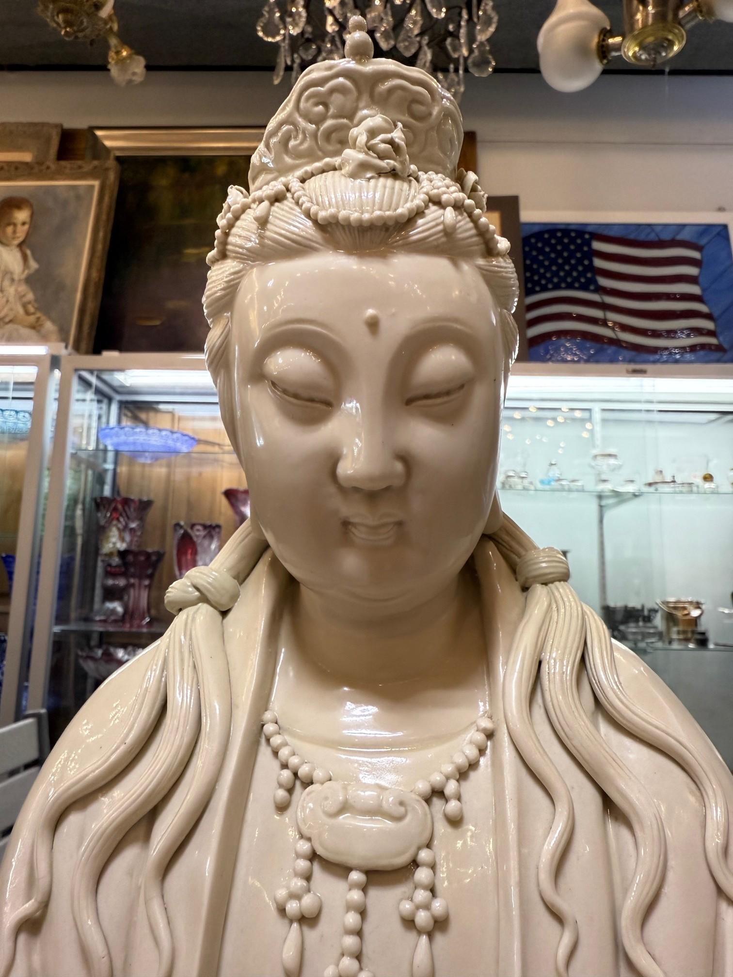 Porzellanstatue des 20. Jahrhunderts von Guan Yin, auch bekannt als Kwan Yin (Glasiert) im Angebot