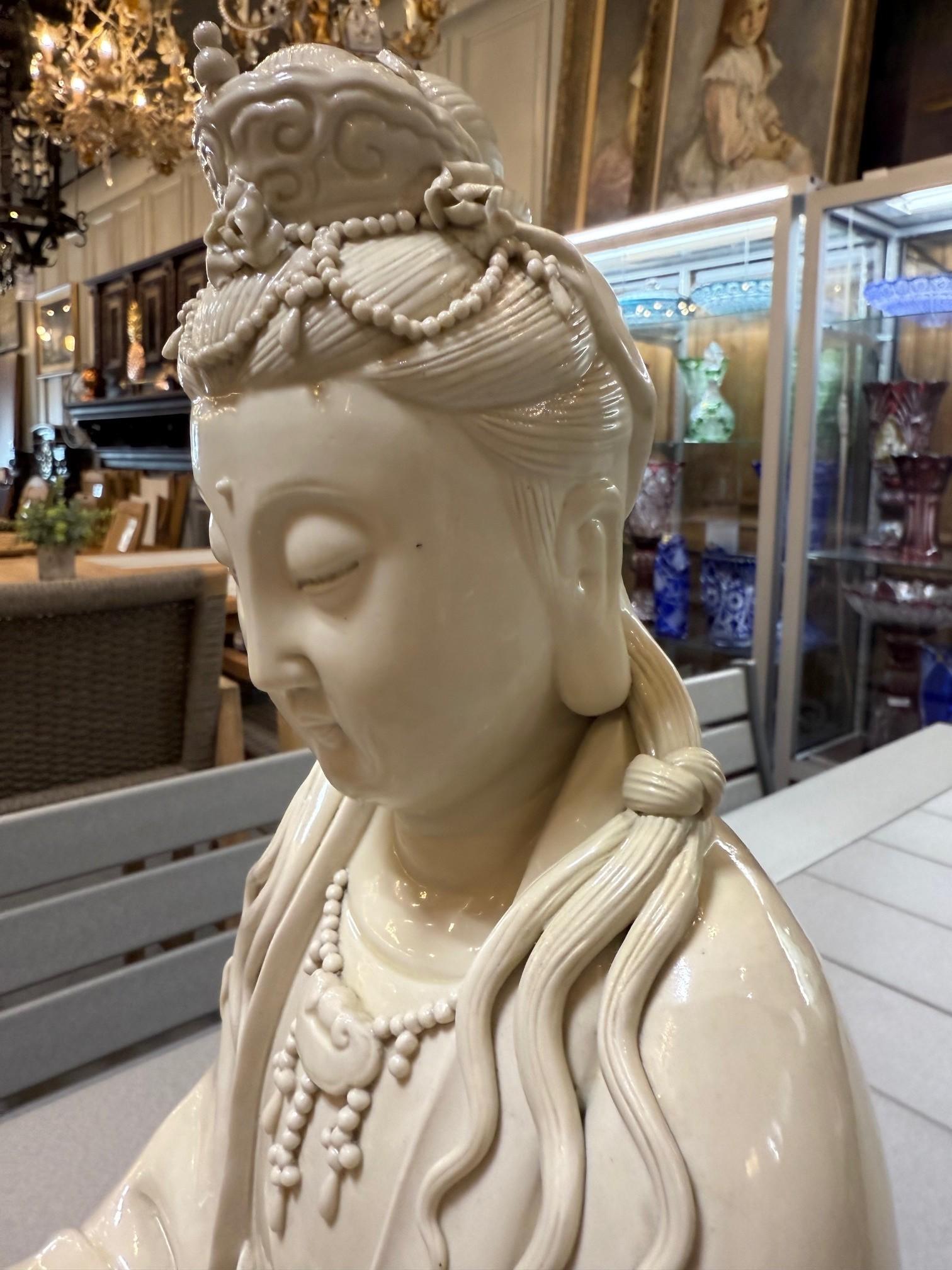 Porzellanstatue des 20. Jahrhunderts von Guan Yin, auch bekannt als Kwan Yin im Zustand „Gut“ im Angebot in Stamford, CT