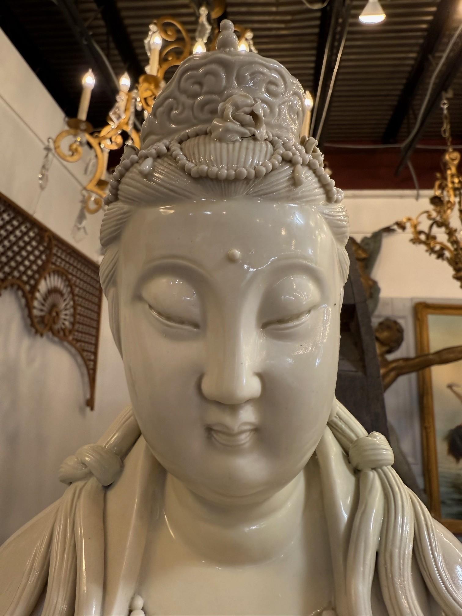 Porzellanstatue des 20. Jahrhunderts von Guan Yin, auch bekannt als Kwan Yin im Angebot 1