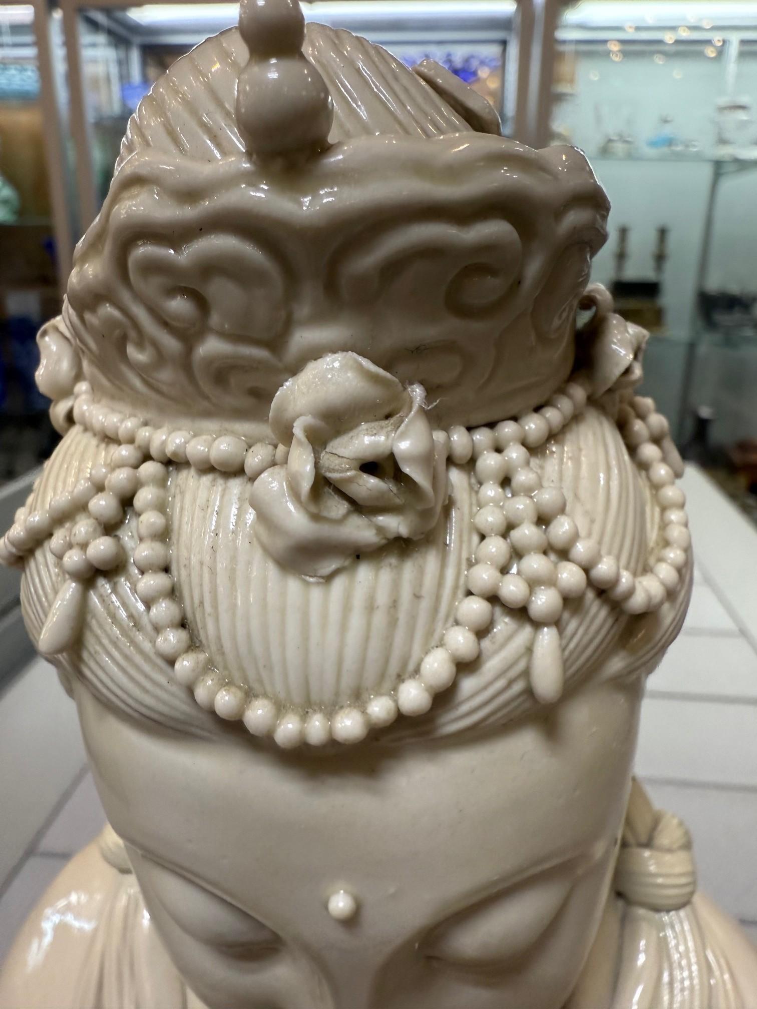 Porzellanstatue des 20. Jahrhunderts von Guan Yin, auch bekannt als Kwan Yin im Angebot 2