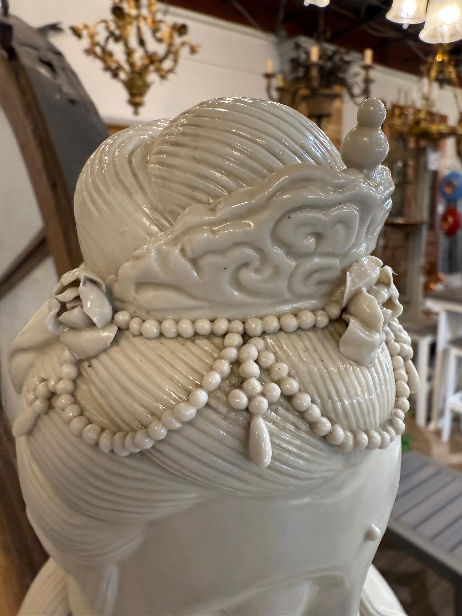 Porzellanstatue des 20. Jahrhunderts von Guan Yin, auch bekannt als Kwan Yin im Angebot 3