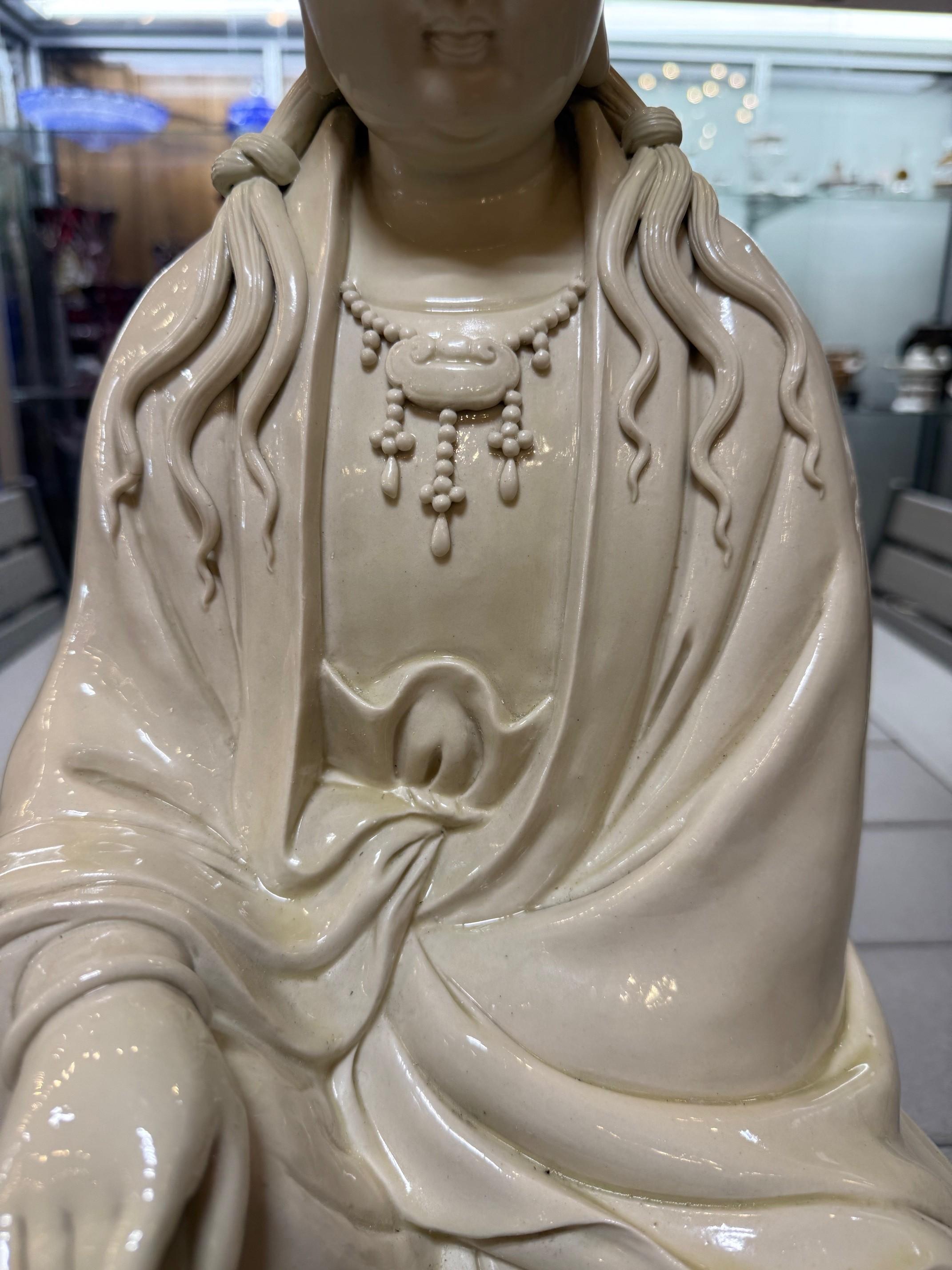 Porzellanstatue des 20. Jahrhunderts von Guan Yin, auch bekannt als Kwan Yin im Angebot 4