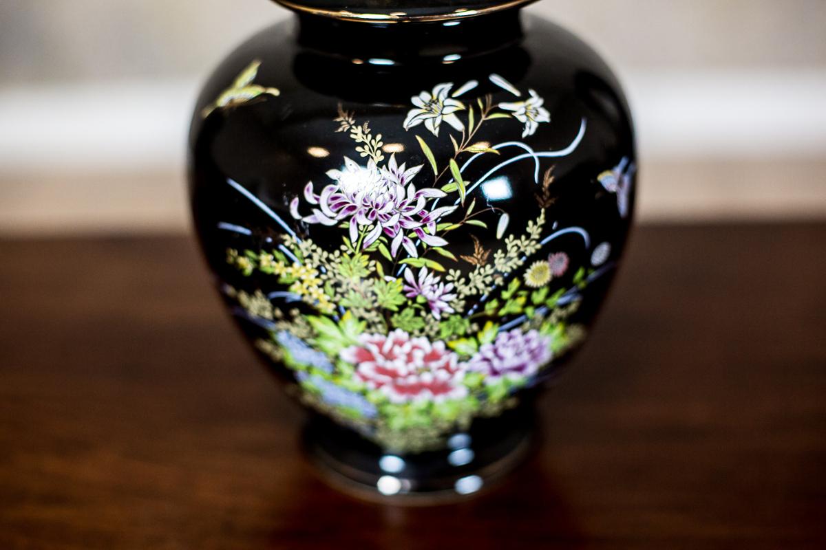 British 20th-Century Porcelain Vase with a Lid For Sale