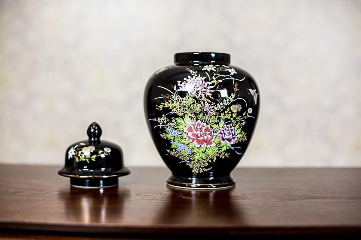 Britannique Vase à couvercle en porcelaine du 20e siècle en vente