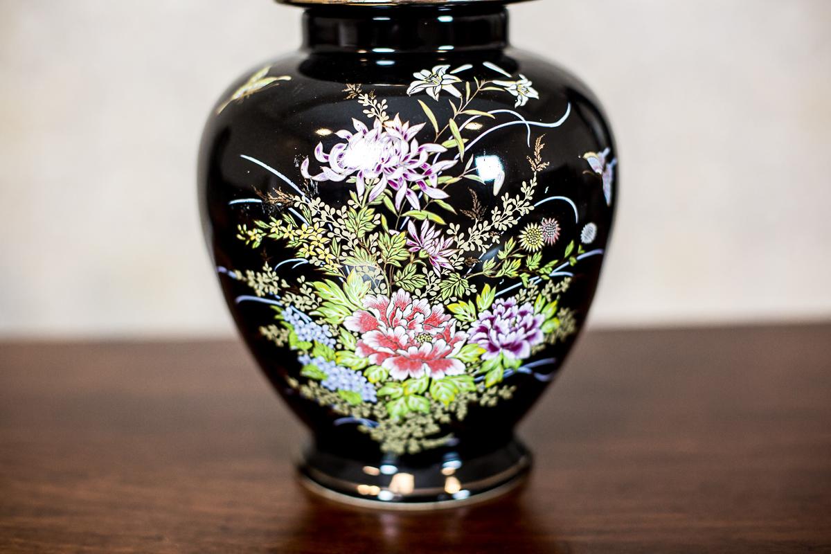 Milieu du XXe siècle Vase à couvercle en porcelaine du 20e siècle en vente