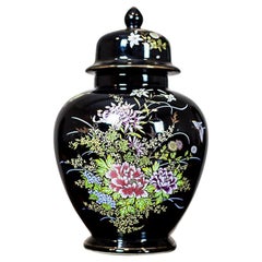 Jarrón de porcelana con tapa del siglo XX