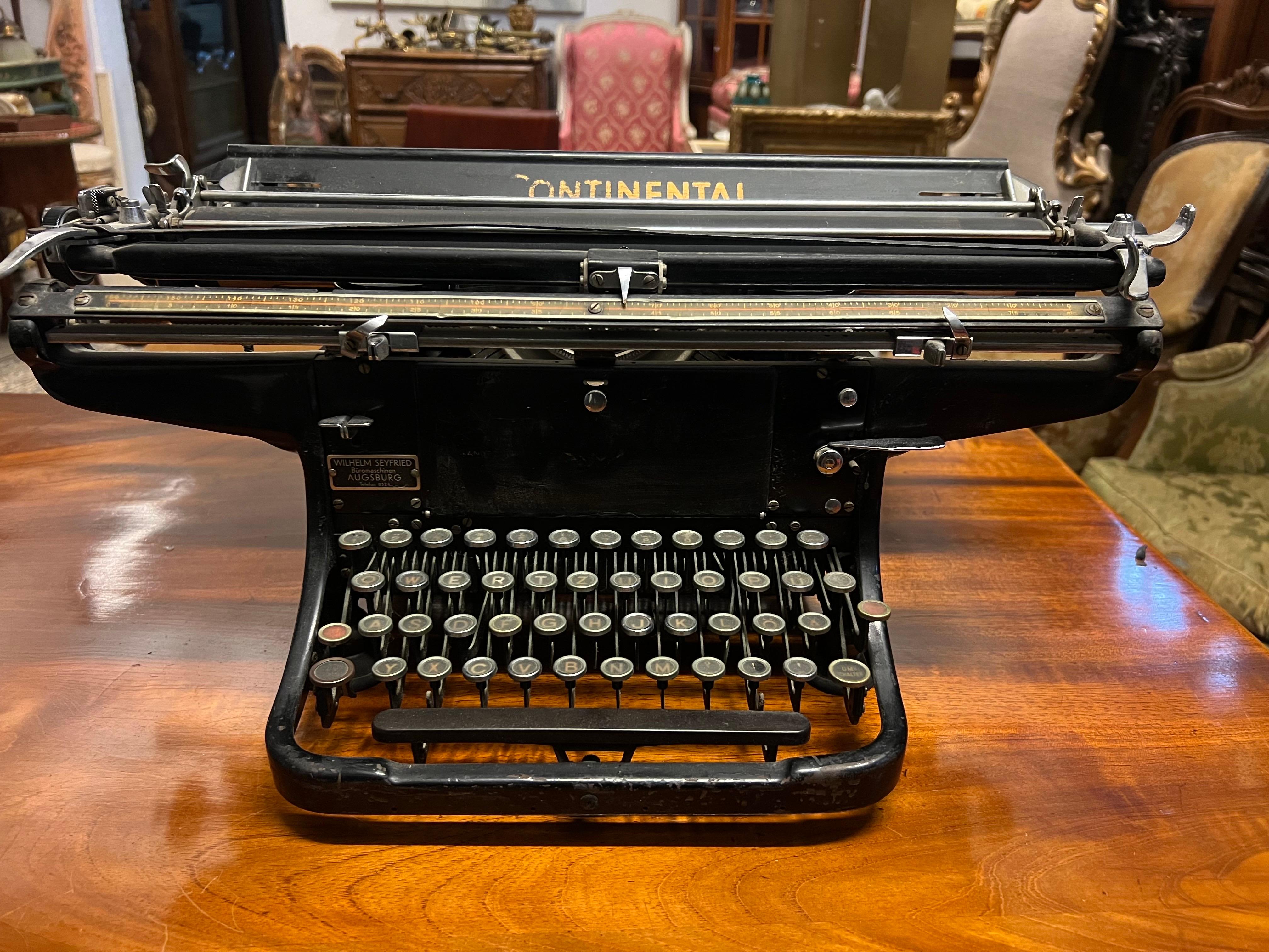 Allemand Grande machine à écrire continentale du 20e siècle fabriquée en Allemagne en vente