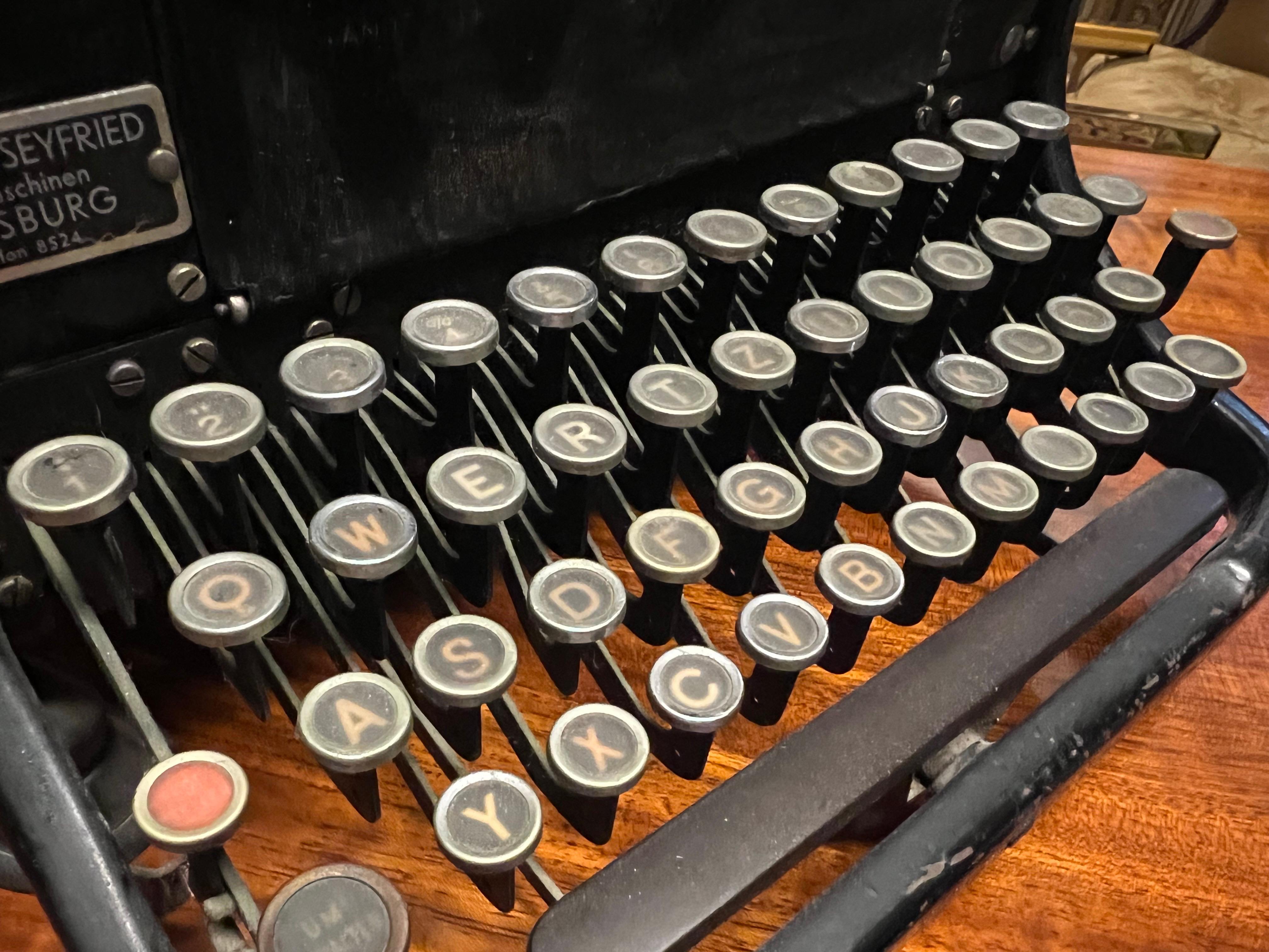 Métal Grande machine à écrire continentale du 20e siècle fabriquée en Allemagne en vente