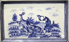 Vassoio da portata portoghese del XX secolo in maiolica bianca e blu dipinto a mano