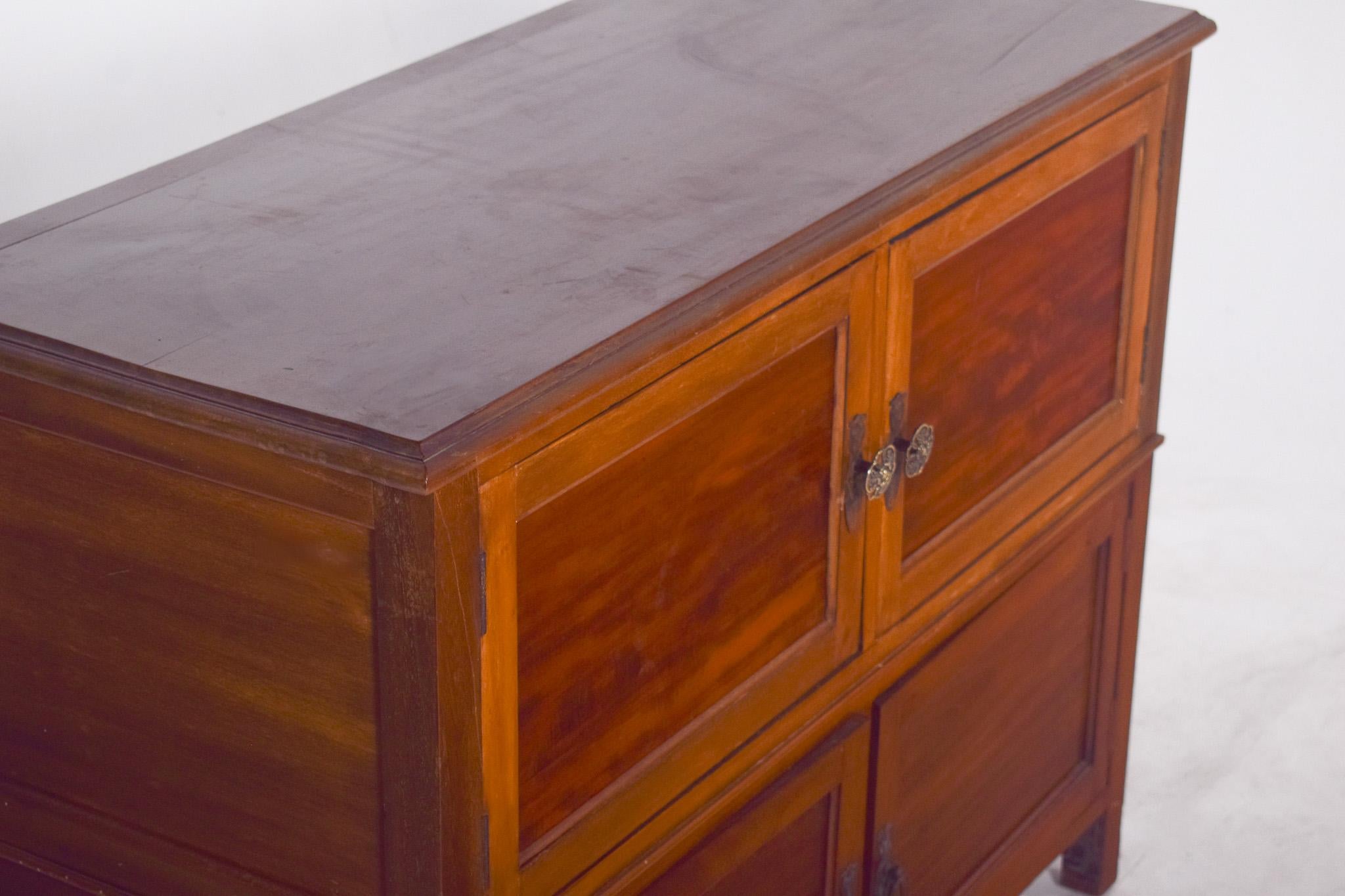 Portugiesischer Schrank aus Holz des 20. (20. Jahrhundert) im Angebot