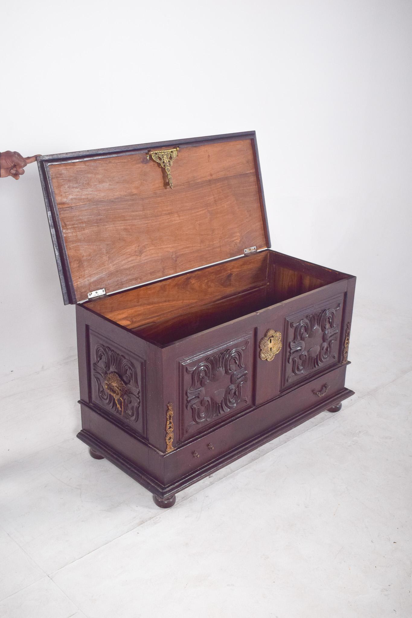 Arqueta portuguesa de madera tallada del siglo XX en venta 4
