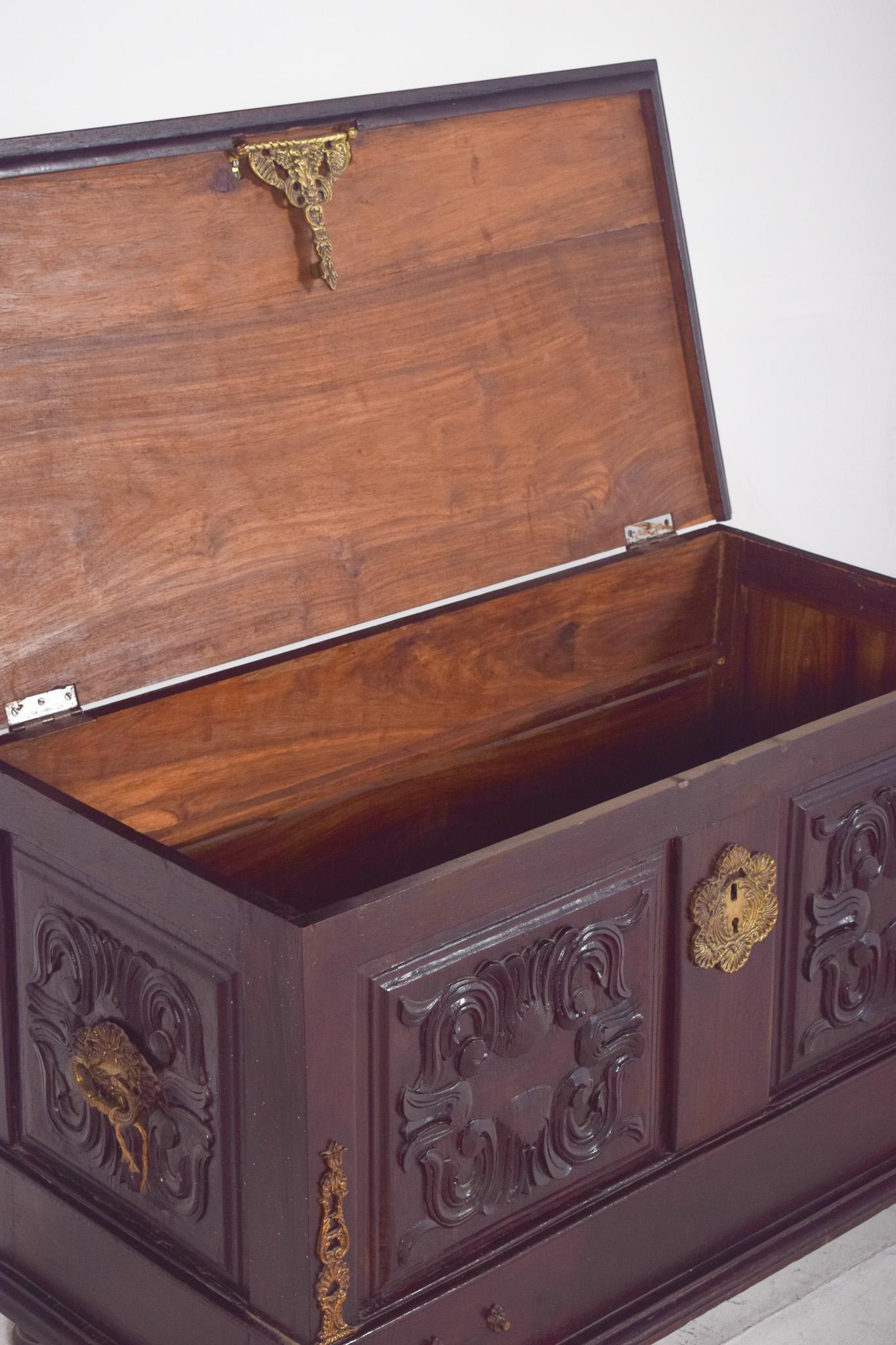 Arqueta portuguesa de madera tallada del siglo XX en venta 5