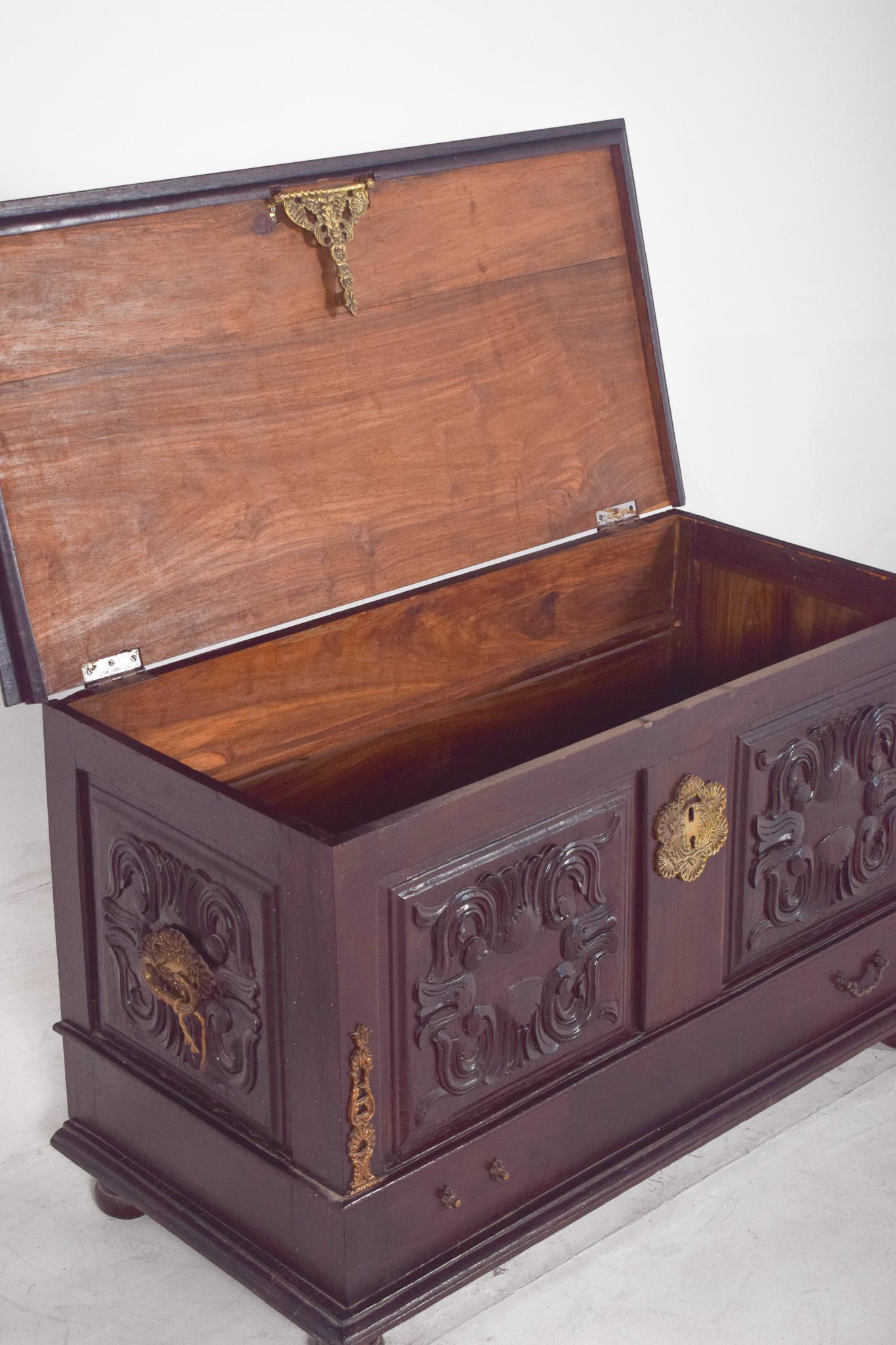 Arqueta portuguesa de madera tallada del siglo XX en venta 6