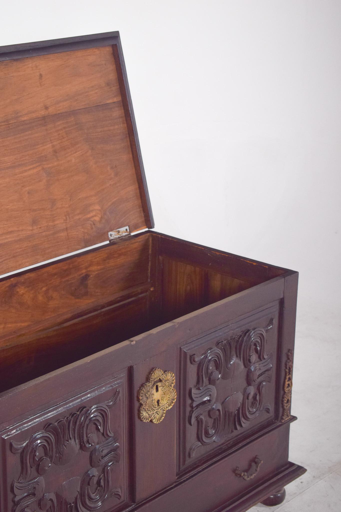 Arqueta portuguesa de madera tallada del siglo XX en venta 7