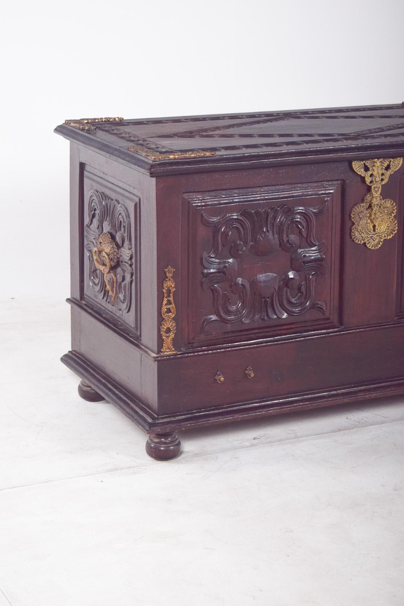 Arqueta portuguesa de madera tallada del siglo XX Moderno en venta