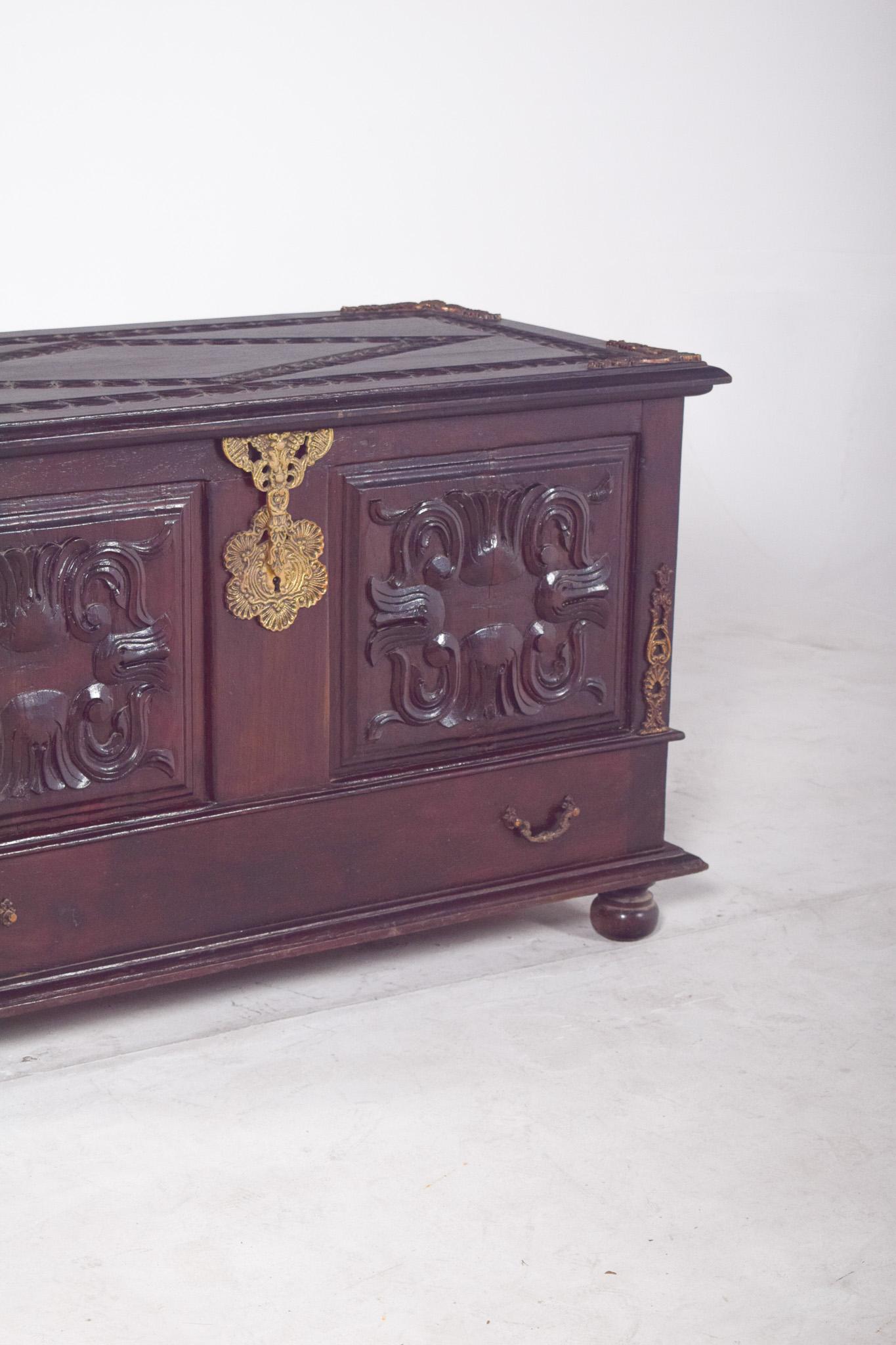 Arqueta portuguesa de madera tallada del siglo XX Portugués en venta