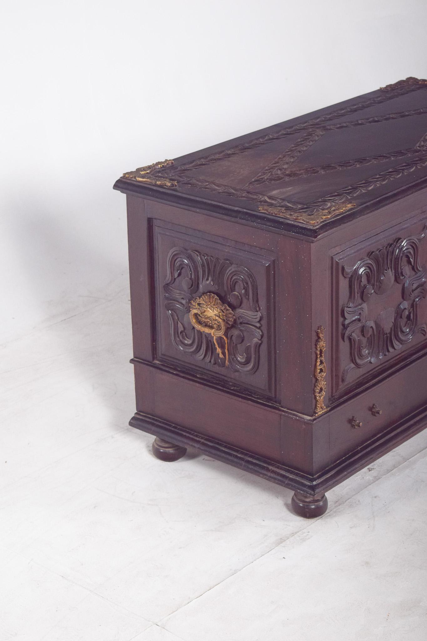 Arqueta portuguesa de madera tallada del siglo XX Madera en venta