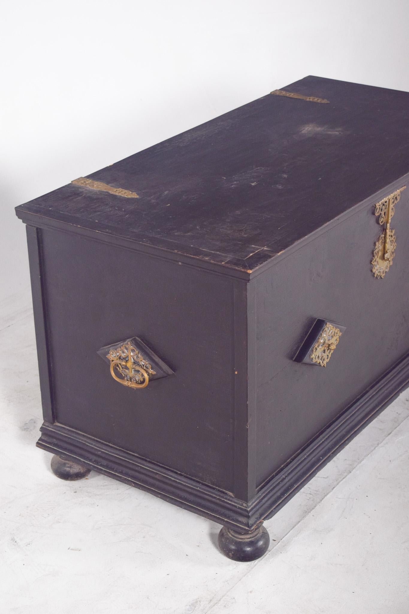 Legno Cassapanca portoghese del XX secolo con vassoio e accessori dorati in vendita